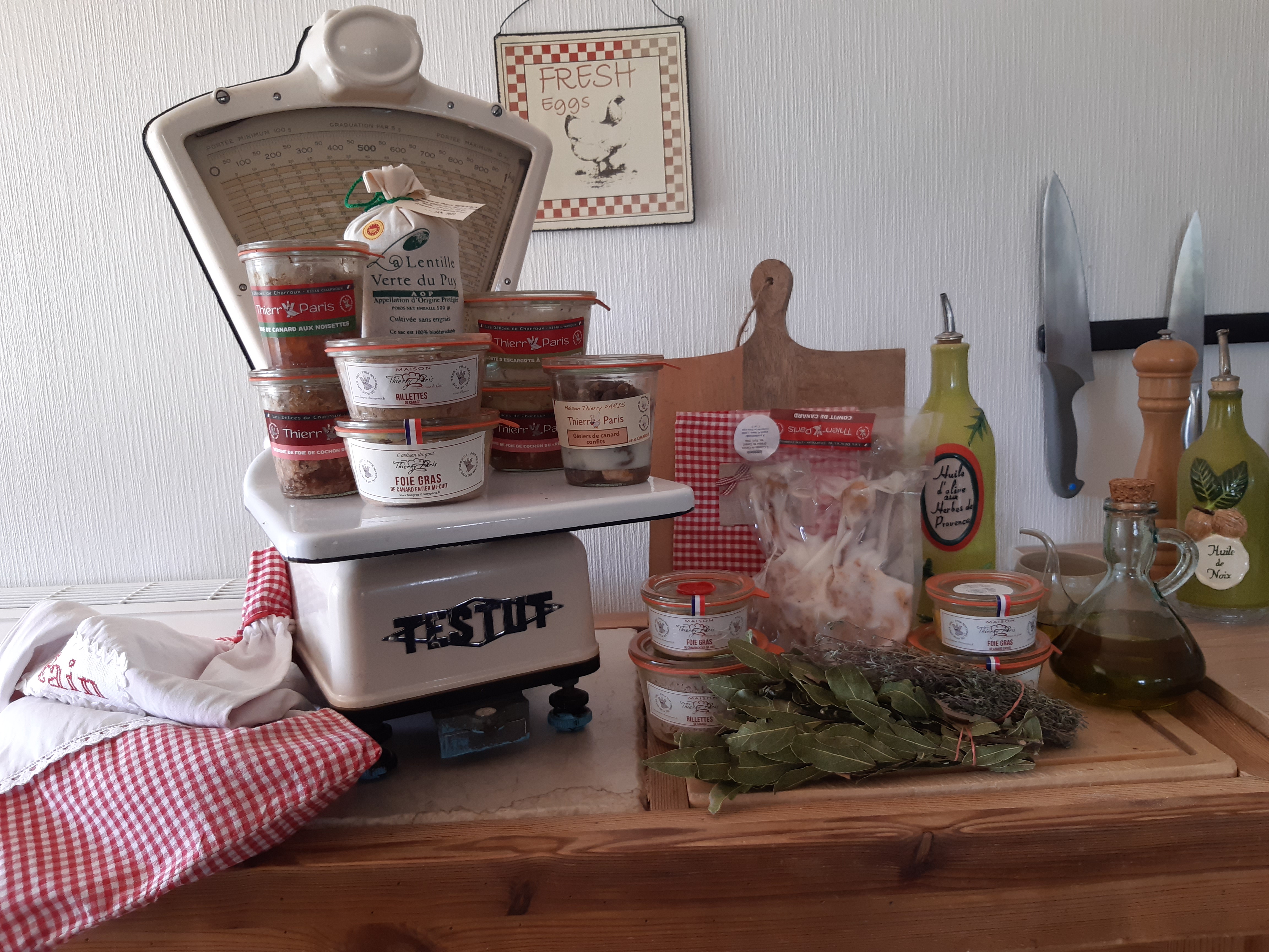 Boutique épicerie fine dans village classé plus beau village de France . Très belle opportunité à concilier  vie familiale et professionnelle . 
Village touristique qui accueille  environs 300.000 visiteurs. Les artisans et commerçants (env 30) et l'office de tourisme mettent tous leurs professionnalisme pour garder la reputation de ce beau village de France