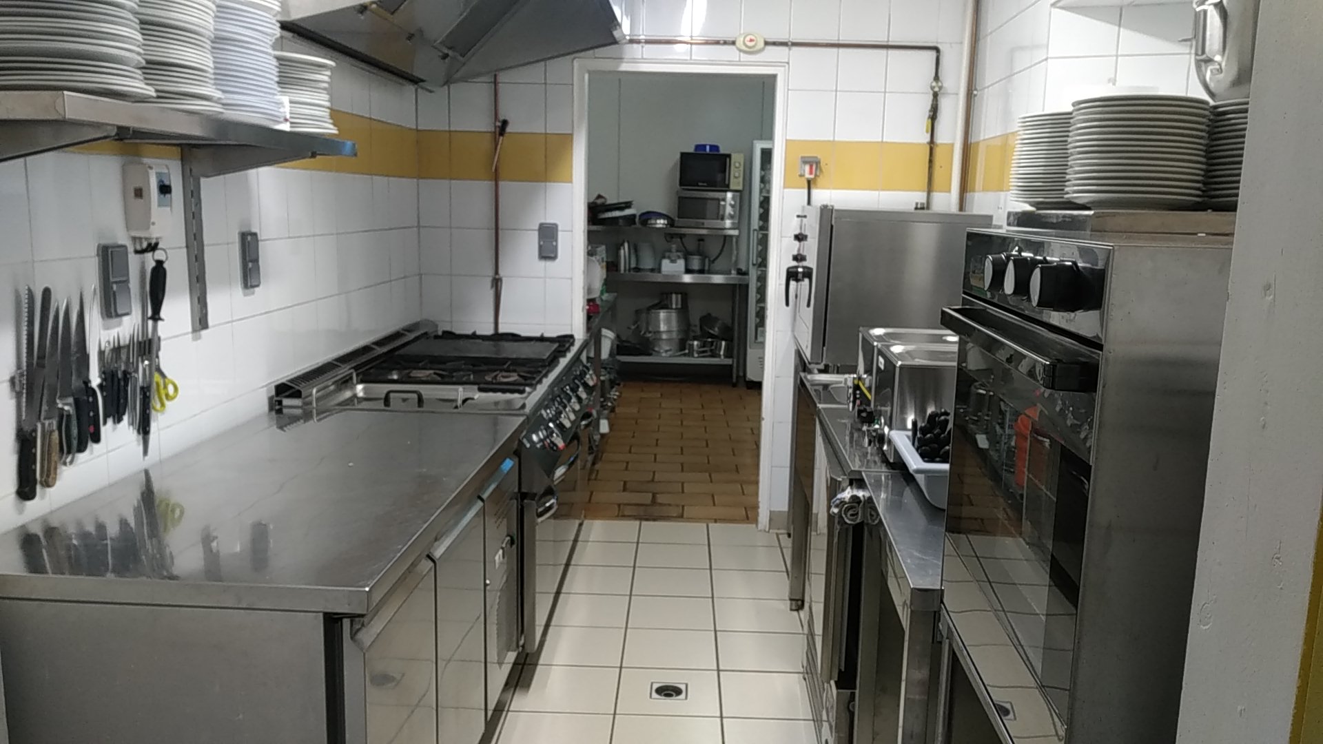 Menet, petite cité de caractère, 540 hb, proche Riom es Montagnes, commerces de proximités (boulangerie, bar/tabac, épicerie, agence postale, coiffeuse).
Commune très touristique (lac de Menet), beaucoup d’animations, seul restaurant de la commune. 
Locaux en bon état et sécurisé, matériel de cuisine récent.
Parking gratuit devant.
Possibilité de logement sur place à l’étage T4.
L’établissement possède 2 salles, 2 terrasses extérieures aménagées dont une panoramique.
Bar licence 4
Bon niveau d’activité.
Vente pour cause départ à la retraite.
Prix du fonds de commerce : 70 000€