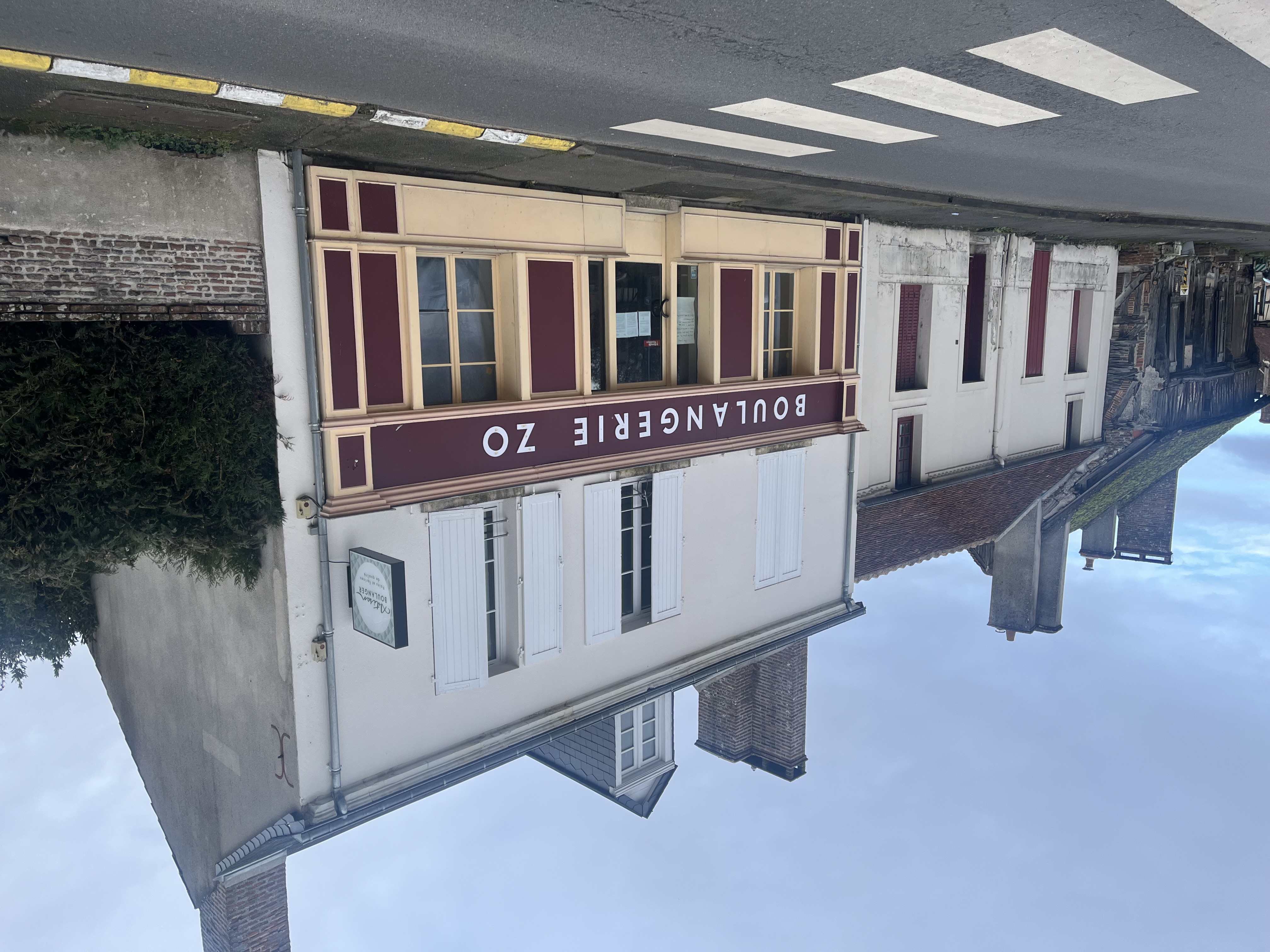 La commune de La Ferté-Beauharnais propose la reprise de sa boulangerie communale, actuellement fermée, offrant un fort potentiel de redémarrage.

Située au cœur du village, la boulangerie bénéficie d’un emplacement stratégique avec un passage d’environ 4 500 véhicules par jour, à proximité immédiate d’une supérette, d’un bar, d’un restaurant et d’un salon de coiffure.
Accès rapide à l’autoroute et à la gare.

Le bien comprend :
- un pas-de-porte communal,
- un laboratoire fonctionnel,
- un fournil entièrement équipé,
- une clientèle locale et fidèle,
- un logement T3 attenant,
- un loyer modéré.

La mairie est propriétaire des murs, garantissant une installation sécurisée.

La commune recherche un artisan boulanger, un professionnel ou une personne en reconversion, souhaitant s’installer et développer son activité dans un cadre de vie rural de qualité, au cœur de la Sologne.

📞 Contact – Mairie de La Ferté-Beauharnais
Tél. : 02 54 83 60 74
✉️ Mail : lafertebeauharnais@orange.fr