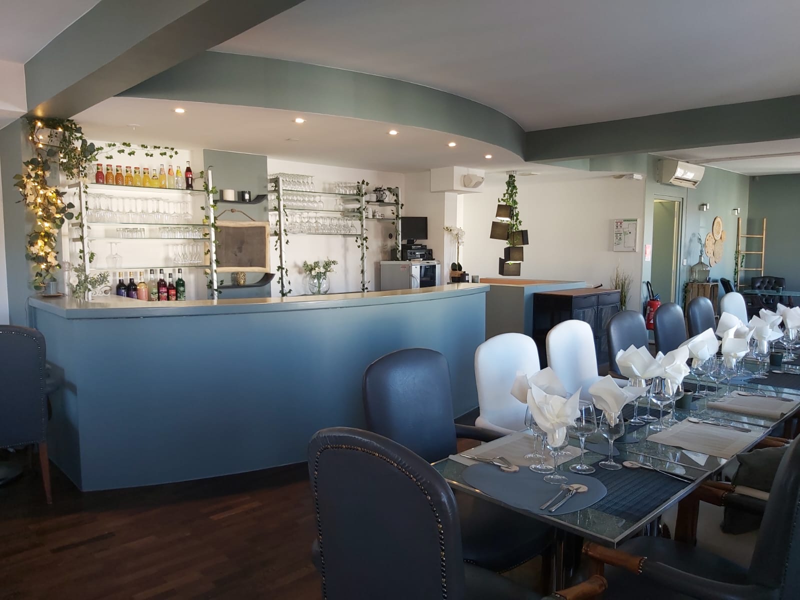Vends fonds de commerce Restaurant 173 m2 sur 2 étages plus la terrasse extérieure avec possibilité d'extension à Roissy-En-France (95700)
510.000 €
Réf. : G34/3398 / 12 mai 2026

Roissy-en-France (95700)
Idéalement situé en plein centre-ville de Roissy-en-France (95), ce restaurant bénéficie d'un emplacement stratégique dans une ville dynamique et accueillante, au cœur d'un secteur à très forte activité économique et touristique.

L'établissement dispose d'une capacité d'accueil d'environ 130 places assises (sans la terrasse), avec parking privé, offrant un réel confort à la clientèle.

Le bien comprend également un appartement de 70 m², idéal pour un logement de fonction ou un investissement complémentaire.

Les atouts :
. Emplacement premium en centre-ville
. Clientèle importante et régulière toute l'année
. Proximité immédiate de l'Aéroport de Paris Charles-de-Gaulle
. À quelques minutes du Parc des Expositions de Villepinte
. Forte fréquentation touristique et professionnelle
. Secteur en constante activité

Une belle opportunité pour restaurateurs ou investisseurs souhaitant développer une activité dans une zone à fort potentiel.