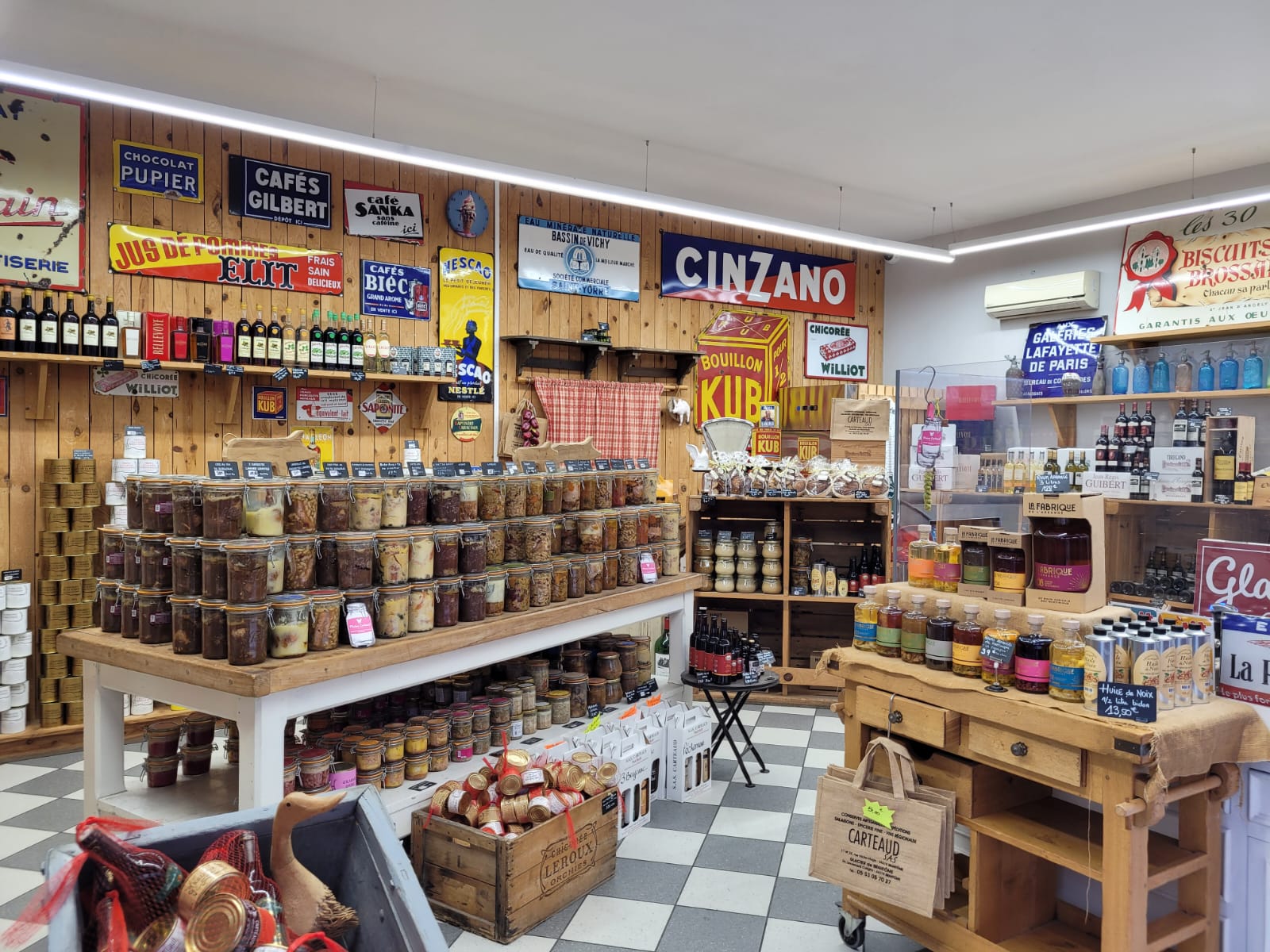 A reprendre, fonds de commerce, charcuterie,  conserverie, traiteur et boucherie. Entreprise centenaire implantée localement, forte renommée sur la qualité des produits. Possibilité de redévelopper l’activité traiteur extérieur (les
véhicules nécessaires sont présents ) et la vente de conserves sur internet. Les locaux se situent dans la rue piétonne du village très fréquenté durant la période estivale. Clientèle de particuliers mais également de professionnels. Matériel complet, entretenu et récent ( vitrine magasin renouvelée). Entreprise disposant de 2 points
de vente de 100 m² et 50 m² dont 1 avec un laboratoire de production ( 150m ²) 3 salariés en production + 1 salarié à la vente et 1 apprenti seront à reprendre. 2 baux commerciaux. Prix des loyers 28 305 € Fonds de commerce : 300 000 € CA 800000€