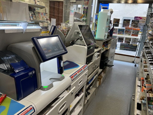 🏪 À VENDRE : Fonds de Commerce Tabac - Presse - Loto en Ardèche
cause retraite tenu 16 ans.

Opportunité rare au cœur d'un village touristique et dynamique de l'Ardèche ! Idéal pour un couple de repreneurs ou une reconversion professionnelle, ce commerce de proximité bénéficie d'une excellente réputation, d'une clientèle locale fidèle .

📍 Emplacement & Cadre de vie

• Localisation : Sud Ardèche (secteur touristique / proche axe passant).
• Le secteur géographique exact (Nord Ardèche, secteur Tournon sur Rhône ,20kms de Valence.
• Environnement : Emplacement numéro 1 au centre du village, stationnement facile à proximité immédiate + arrêt minute, proche de commerces de bouche (boulangerie, boucherie).coiffeur ,agence postale ,école, restaurant ,médecin kiné.
• Locaux : Surface de vente de 35 m² entièrement climatisée, agencée avec du mobilier récent et sécurisée (caméras, rideau métallique intérieur extérieur ). Zone de stockage/réserve saine d'environ 20 m².

💼 Activités & Services développés

• Activités principales : Tabac , Presse (linéaire optimisé), FDJ (Loto, grattage).
• Services additionnels : Relais colis, carterie, confiserie, souvenirs locaux, et compte Nickel, point vert.
• Potentiel de développement : Possibilité d'ouvrir une activité de PMU, de développer le rayon cave à cigares, vape ,CBD, ou de proposer une offre de snacking à emporter.

📊 Chiffres clés & Éléments financiers

• Chiffre d’Affaires (CA) : Stable et rentable (Détails des commissions et CA communiqués après premier contact écrit et signature d'un accord de confidentialité).
• Loyer : Très raisonnable (580 € / mois), bail commercial 3/6/9 en cours.
• Horaires actuels : Fermé le dimanche après-midi les jours fériés 3 semaines dans l'année (offrant un excellent équilibre vie pro / vie perso).

🔑 Les points forts

✅ Zéro travaux à prévoir : Magasin propre, moderne et aux normes .
✅ Accompagnement assuré : Je propose une période de transition et de formation pour faciliter la reprise.
✅ Clientèle mixte : Activité régulière à l'année renforcée par une très forte affluence de mai à septembre.(saisonniers)
Prix de vente du fonds :175 000€ (Hors stock)
Apport personnel nécessaire estimé pour l'obtention du prêt bancaire : environ  30 %.
Contact : Pour plus d'informations, photos complémentaires ou pour organiser une visite, merci de me contacter par email.
(Curieux s'abstenir, premier échange après vérification de la capacité financière).

• Le logement de fonction est inclus dans le bail .Très bel appartement entièrement rénové, 3 chambres ,salon, sdb terrasse +cours intérieure .


Prix de vente 175000€ +stock et frais de transaction.