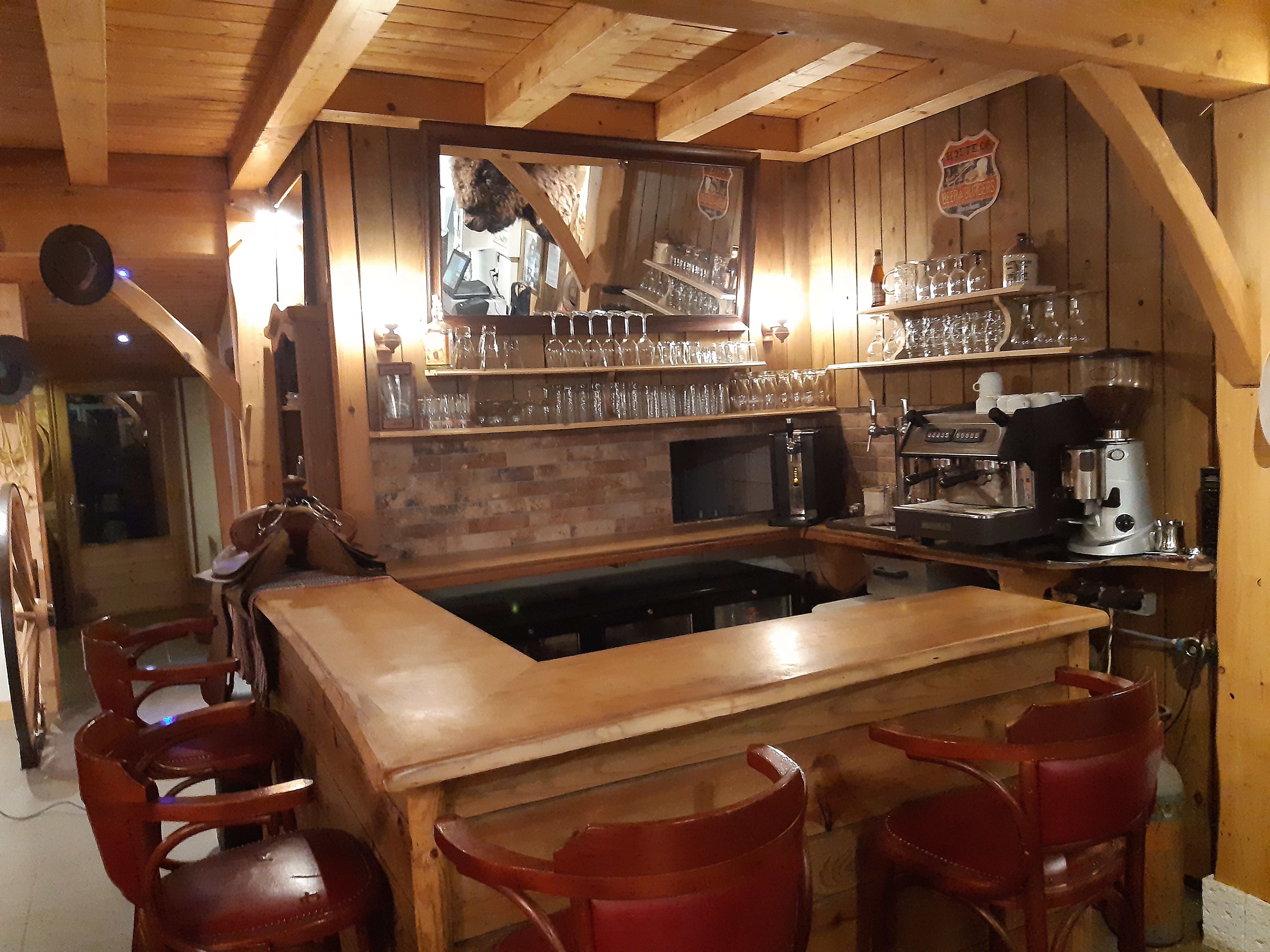 Après 22 ans d’activité, bientôt la retraite !
Joli restaurant à vendre à Marmande (Lot et Garonne), situé sur les boulevards de la ville qui est un lieu de passage, face à un parking.
Le fonds de commerce dispose d’un local d’activité d’une surface totale de 100 m2 avec un jardin de 100 m2 aussi.
L’établissement se distingue par sa configuration adaptable, permettant de multiples aménagements selon vos projets.
Les plages horaires d’ouverture actuelles laissent présager d’un accroissement du chiffre d’affaires possible.

Prix du fonds de commerce : 48000 euros + loyers de 960 euros/mois
Possibilité de vente des murs

Pour tous renseignements vous pouvez me contacter au 06 73 90 81 50