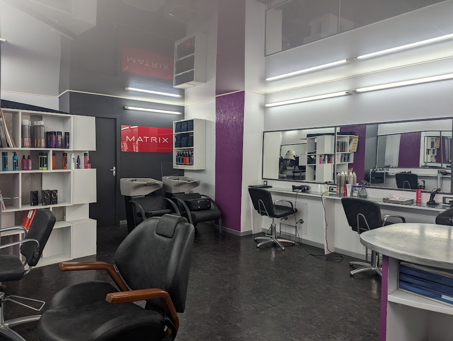 Murs commerciaux 40 m² LALOUVESC IAD France - Nicole PORTE vous propose : A vendre -SALON DE COIFFURE MURS ET FOND au cœur de LALOUVESC(07).Vous rêvez de devenir votre propre patron ou d'investir dans un commerce rentable ?Ce salon de coiffure de 40M² environ, situé en PLEIN CENTRE DU CHARMANT VILLAGE DE LALOUVESC, est une opportunité idéale ! Le BIEN EN Détail : SURFACE 40 M² environ, LOCAL LUMINEUX et FONCTIONNEL CLIMATISATION REVERSIBLE et chauffage électrique PORTE ANTI EFFRACTION Faibles charges de copropriété 294 EUR/an Arrière boutique. Idéalement situé, ce salon bénéficie d'un emplacement privilégié dans ce village dynamique et touristique du nord Ardèche. Ne MANQUEZ PAS CETTE BELLE OPPORTUNITE! Contactez-moi pour plus d'informations ou pour organiser une visite.. Information d'affichage énergétique sur le bien associé à cette annonce : classe ENERGIE E indice 379 et classe CLIMAT B indice [URL masquée pour votre sécurité] présente annonce immobilière a été rédigée sous la responsabilité éditoriale de Mlle Nicole PORTE (ID 33433), Agent Commercial mandataire en immobilier immatriculé au Registre Spécial des Agents Commerciaux (RSAC) du Tribunal de Commerce de Aubenas sous le numéro 842962813 Surface : 40 m² Non soumis au DPE Consommation énergie primaire : Non communiqué Consommation énergie finale : Non communiqué Montant estimé des dépenses annuelles d'énergie pour un usage standard : 1687 € par an. Prix moyens des énergies indexés sur l'année 2021.