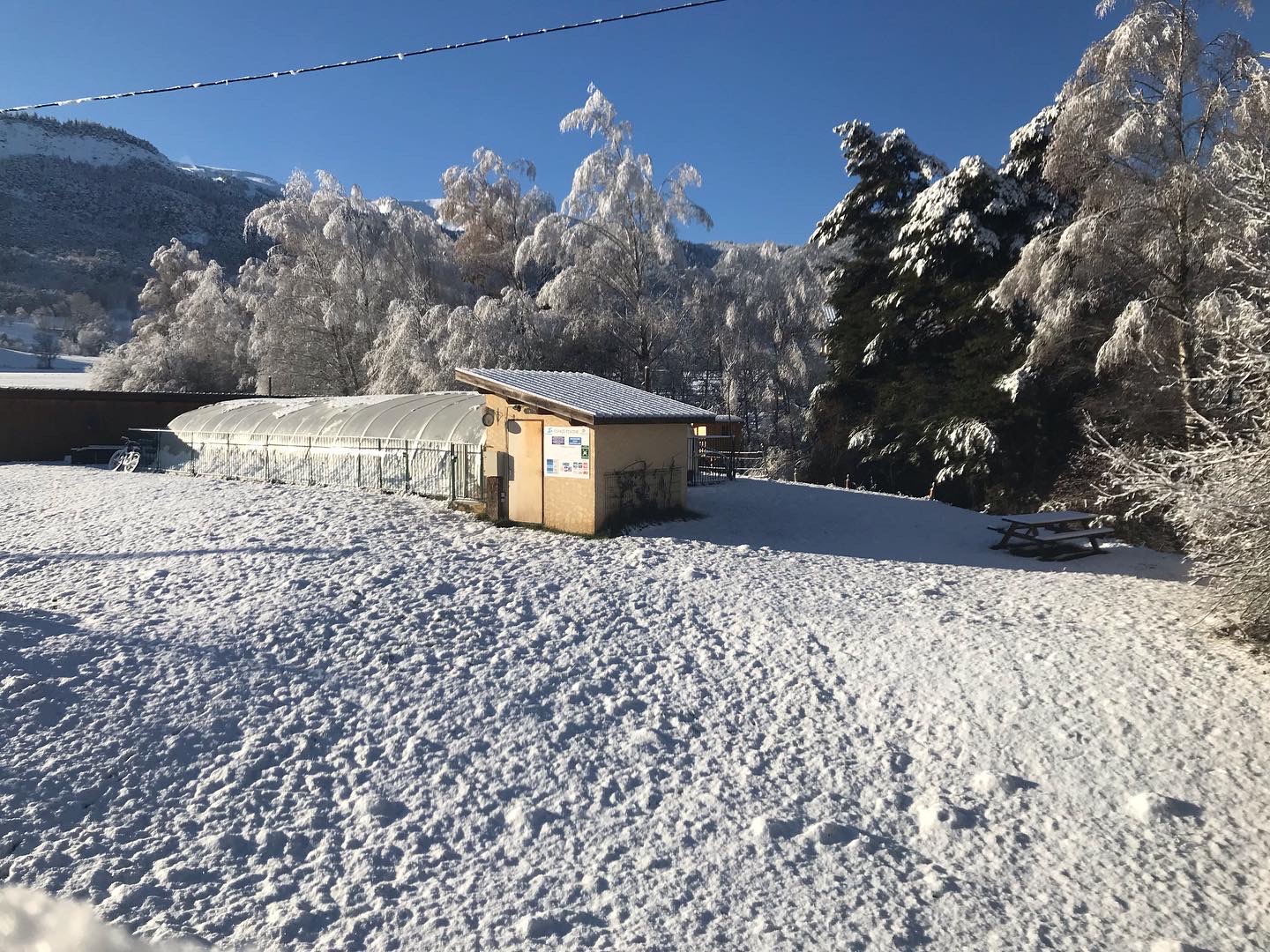 Le Relais de la Forge est un hôtel de charme classé 2 étoiles idéalement situé dans les Alpes de haute Provence sur la commune de Selonnet. 
	On y retrouve son restaurant, « le Sel au nez », réputé pour son ambiance chaleureuse et sa cuisine traditionnelle « 100% maison » (capacité de 30 couverts). En été, une terrasse permet également d’accueillir 20 couverts (acquisition faite de la licence IV).
	L'établissement se compose d'un bâtiment de 3 niveaux sur 800m2. De nombreux travaux ont été effectués depuis 2019, des aménagements décoratifs et fonctionnels. L’hôtel comprend 14 chambres récemment rénovées, toutes équipées de salles de bain privatives. Un sauna est également fonctionnel.  La cuisine est entièrement équipée de matériels professionnels récents.
En saison estivale, on retrouve une piscine couverte (chauffée aux panneaux solaires) nichée dans un jardin de 4000m2 joliment arboré ; 3 Cabanes sont également mises à la location l'été. 

	L'établissement tenu actuellement en couple (monsieur en cuisine et madame au service) est situé à 45 minutes de Digne les bains, de Gap et à 20 minutes du célèbre lac de Serre Ponçon. L'hôtel attire une clientèle agréable et fidèle aussi bien familiale que professionnelle. Le relais de la forge est doté d'une belle réputation et d'excellents avis sur les réseaux. 
	En hiver, l’hôtel est stratégiquement positionné à 15 minutes de 2 stations de ski, Chabanon et Saint Jean Montclar. C'est l'endroit idéal, hiver comme été, pour une escapade en montagne (randonnée, ski, vélo...) ; offrant une base solide pour la continuité de l'activité. Un renfort saisonnier de 2 personnes est nécessaire sur la période d'été. Actuellement, fermeture annuelle de 12 semaines. De nombreux axes de développement sont encore possibles.

	L'établissement dispose d'un logement de fonction comprenant 2 chambres, 1 salle – salon, 1 SDB, 1 cuisine.

Établissement aux normes, conforme aux vérifications annuelles. 

Possibilité d'acquérir les murs, le loyer actuel 2000€ HT

Vous souhaitez reprendre le flambeau ? Contactez nous pour plus de renseignements.