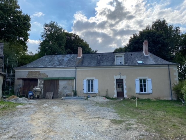 La commune de Chatelain recherche un couple/une famille pour la création d'un café multiservices dans la commune de Chatelain. Chatelain est une commune du sud Mayenne, village rural de 500 habitants où il fait bon vivre. 
Cela fait 15 ans que la commune n'a plus de commerces. Les habitants recherchent de la proximité, des circuits courts et surtout un endroit pour recréer du lien social. La commune a décidé de réhabiliter une ancienne forge en commerce qui jouxte un batiment à usage d'habitation composé d'une pièce à vivre, d'une cuisine, d'une salle de bains, deux toilettes et de trois chambres. Il dispose d'un jardin privatif de plus de 1000m2 très agréable. Le site est central dans le village, accessible de la rue principale. Il longe un ruisseau et est entouré de verdure.
Le futur commerçant devra etre motivé par cet enjeu de lien social. Il devra aussi disposer d'une expérience dans le commerce, dans la vente. Il aura envie de s'intégrer dans un village et participer activement à son animation. Il occupera le logement qui est attenant au commerce. L'objectif est d'ouvrir le commerce au premier trimestre 2023.  
Si vous etes intéressé par cette aventure aux cotés de l'équipe municipale, merci d'envoyer un mail à l'adresse indiquée avec votre CV ainsi qu'une lettre de motivation. Nous vous rappellerons dans les plus brefs délais.
