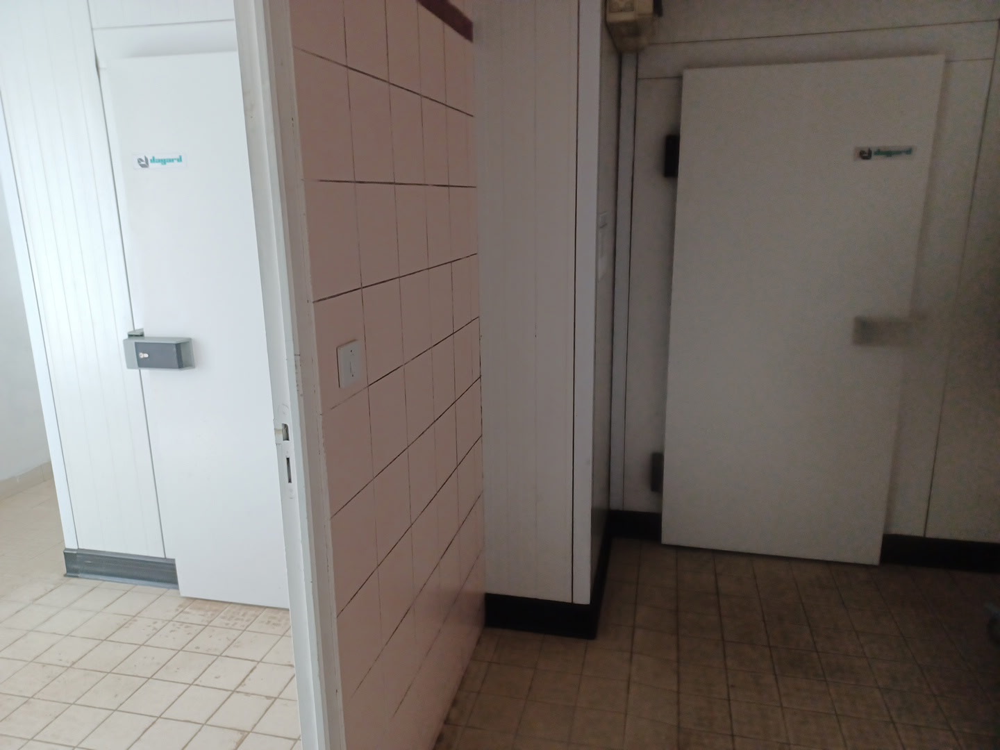 Vends boucherie-charcuterie et services  entre Blois et Vendôme. Sur localité réellement vivante, en coeur de bourg avec parkings. Chiffre d'affaires : 130 000 euros  dont 10 000 euros en commissions (tabacs, relais CA, etc...). Approvisionnement en proximité. Charges modestes : électricité : 2200 euros/an, loyer: 250 euros/mois. Surfaces généreuses : boutique de 65 m², laboratoire 30 m² et remise de 20 m². Locaux rationnels aménagés dans le cadre d'un projet communal. Fonds de commerce avec matériels : 43 000 euros. Logement F3 de 66 m² possible.