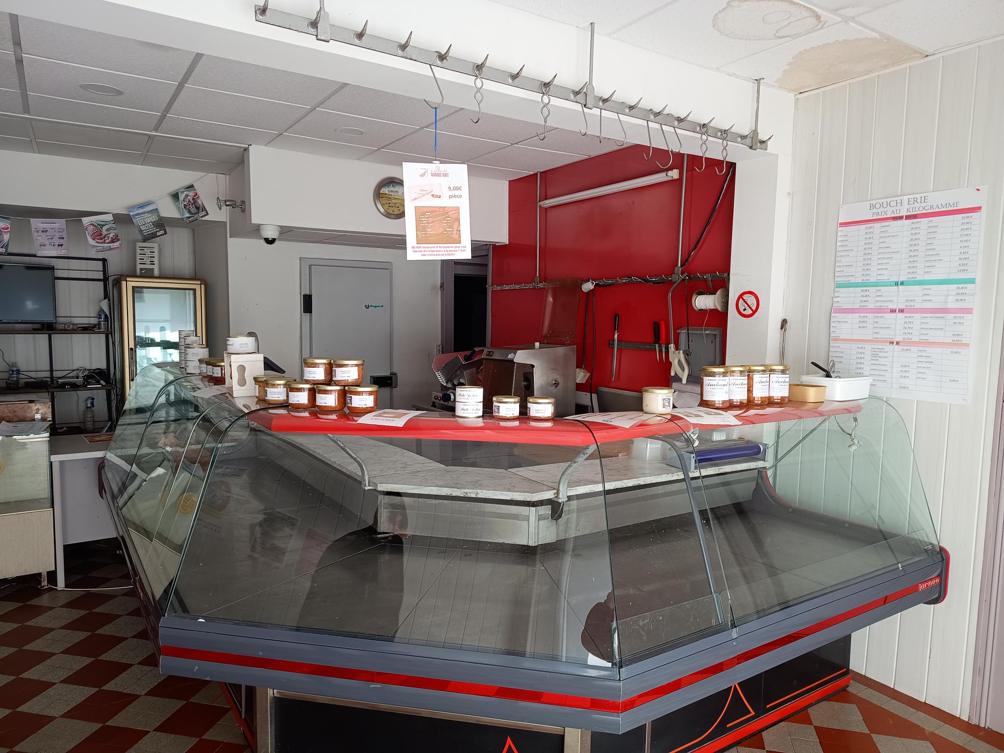 Opportunité rare au cœur de Pontarion !

Située en centre-bourg, cette boucherie-charcuterie bénéficie d'une excellente notoriété locale et d'une clientèle fidèle. Aujourd'hui exploitée sous la forme d'un point de distribution ouvert seulement 3 demi-journées par semaine, elle réalise plus de 80 000 € de chiffre d'affaires annuel, démontrant le fort attachement de la clientèle malgré une activité très réduite. 

Cette affaire constitue une véritable opportunité pour un couple de professionnels souhaitant relancer une activité artisanale à temps plein dans un territoire où l'offre concurrentielle reste limitée et où la demande locale est forte. 

Les atouts de l'établissement

Emplacement en centre-bourg de Pontarion.
Surface de vente équipée avec vitrine réfrigérée.
Laboratoire de préparation d'environ 30 m².
Chambre froide fonctionnelle et équipements professionnels existants.
Local permettant la reprise immédiate d'une activité boucherie.
Potentiel important de développement en charcuterie, plats cuisinés et activité traiteur, particulièrement recherché sur le secteur. 
Possibilité d'approvisionner des collectivités locales déjà clientes.
Un fort potentiel de croissance

L'étude réalisée par la Chambre de Métiers montre qu'une exploitation à temps plein avec fabrication sur place peut viser un chiffre d'affaires prévisionnel d'environ 300 000 € par an avec un modèle reposant sur un dirigeant et un salarié ou un couple de gérants.

Les locaux permettent le développement de nouvelles activités de charcuterie-traiteur, sous réserve de quelques aménagements et rafraîchissements du laboratoire de découpe et de transformation. Le diagnostic hygiène conclut que l'outil de travail est opérationnel et que les investissements à prévoir concernent principalement des travaux de remise à niveau et d'entretien. 

Conditions de reprise

Reprise du fonds de commerce : 23 000 euros.
Loyer attractif : 550 € HT par mois.
Accompagnement possible du cédant.
Importantes aides locales mobilisables pour les travaux de rénovation et de modernisation, pouvant alléger significativement l'investissement de départ.
Pourquoi investir à Pontarion ?

Forte demande locale.
Faible concurrence directe.
Bassin de clientèle fidélisé.
Cadre de vie attractif au cœur de la Creuse.
Opportunités de développement liées aux projets locaux et au dynamisme du territoire.
