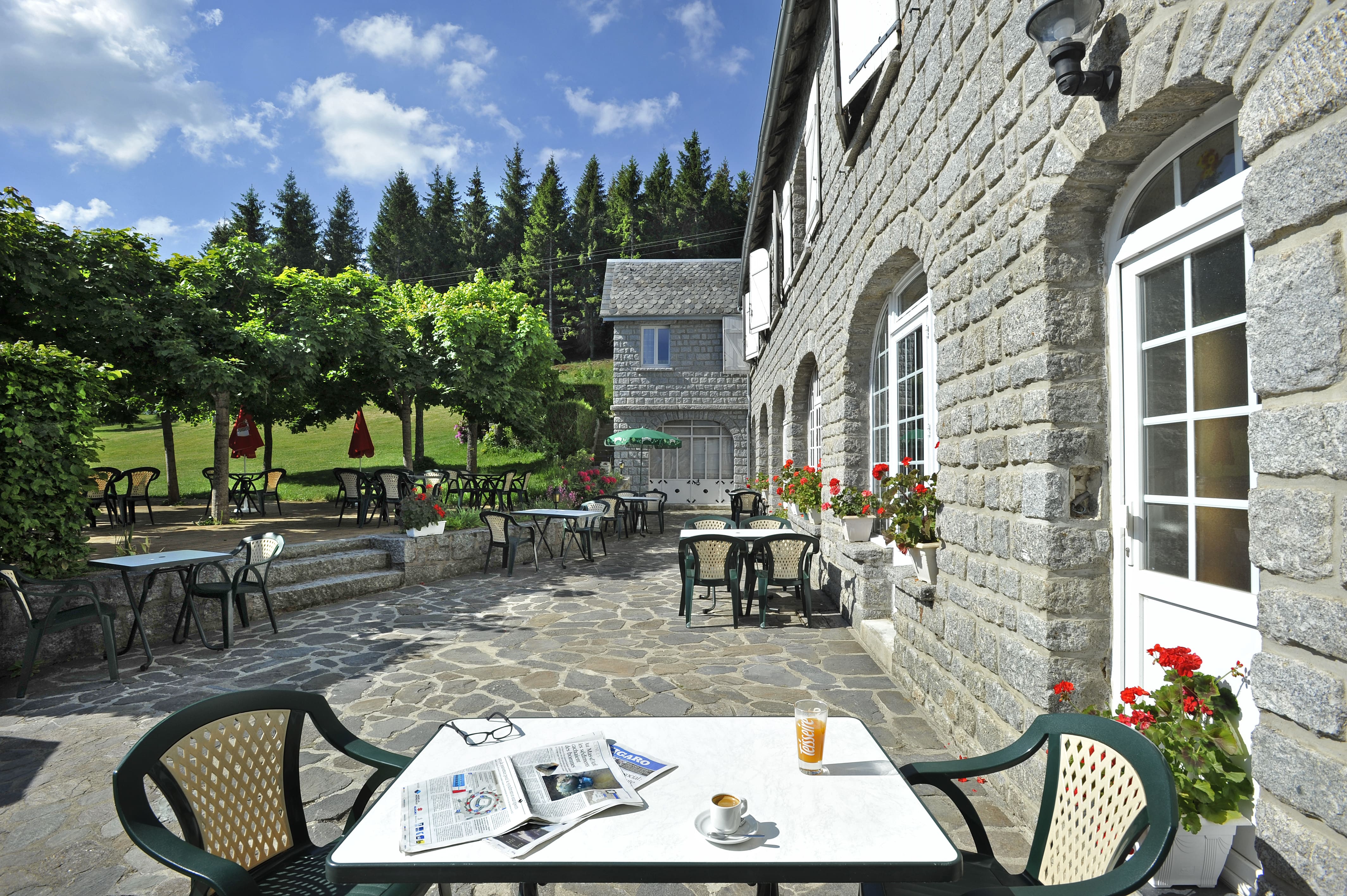 Hôtel-restaurant situé en Lozère, au cœur du Parc Naturel Régional de l’Aubrac, à la croisée du Cantal et de l’Aveyron. L’établissement est implanté dans un cadre paysager préservé tout en étant en bord de route départementale, proche de sites touristiques, et traversé par deux sentiers de Grande Randonnée.

Le restaurant dispose :
·       d’une salle de bar (licence IV-30 couverts) ouverte sur une véranda chauffée (25 personnes), 

·       d’une salle de restaurant (80 couverts) donnant sur une terrasse arborée (80 couverts).

·       d’une cuisine professionnelle entièrement équipée et aux normes.

·       d’une boutique de produits locaux, intégrée au restaurant.

Exploité sous l’enseigne « Logis de France », l’hôtel est composé de 24 chambres, équipées de sanitaires privatifs, pour une capacité d’accueil de 54 personnes. Parking privé attenant à l’établissement

Clientèle locale, familiale et touristique fidélisée. 

L’établissement est ouvert de mi-avril à mi-novembre. 

Un important programme de travaux a été mis en œuvre depuis 2016 (rénovation de la salle de restaurant, rénovation d’une partie des chambres, aménagement de salons pour la clientèle, aménagement d’une boutique de produits locaux, chauffe-eau solaire…).

Possible accompagnement du repreneur.