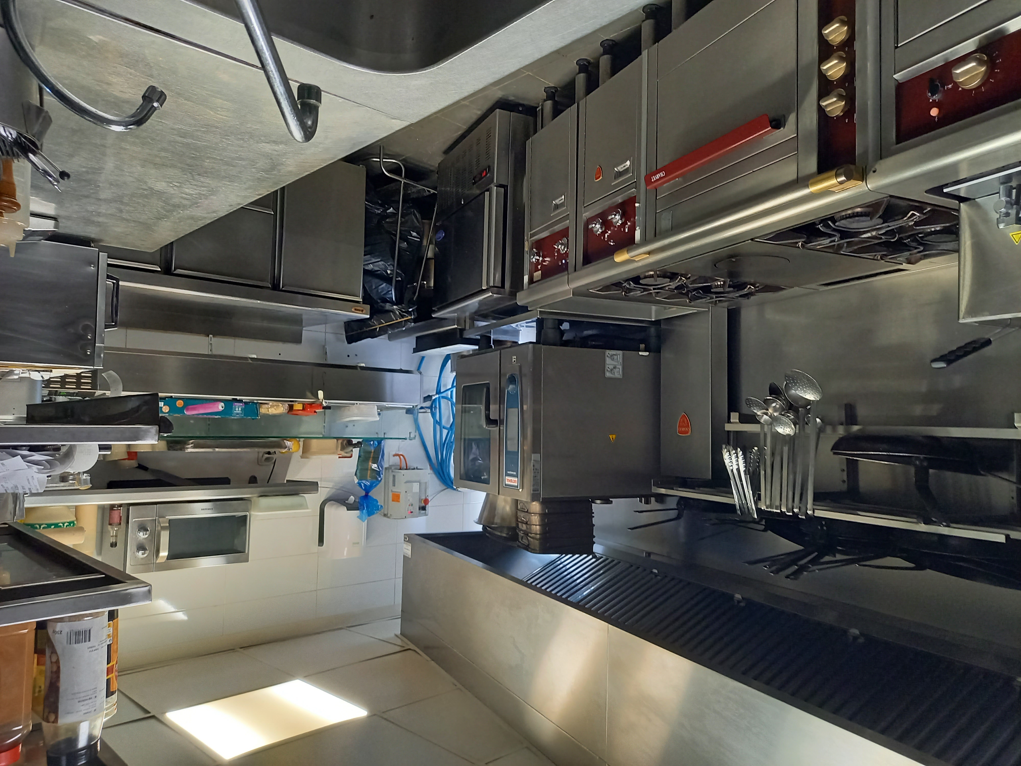 Ce bel établissement, de renommé à Prayssac, est à vendre.  Actuellement un restaurant type « brasserie » avec une offre de restauration de qualité, à base de produits locaux et faits maison. Une démarche pour être labellisée « Maitre Restaurateur » est en cours. L’établissement bénéficie d’un emplacement en plein cœur du centre bourg, avec une belle visibilité sur la place de l’Eglise et le marché hebdomadaire. La clientèle est à la fois locale et touristique. Une vraie opportunité avec beaucoup de potentiel pour des repreneurs dynamiques. 
Capacités restaurant : 
•	Une salle de restaurant chaleureux et dans le style brasserie au rez-de-chaussée : 25 couverts, 
•	Une salle équipée d’une télé pour diffusion matchs et autres, à l’étage : 25 couverts,
•	Un balcon, non exploité actuellement : 30 couverts,
•	Terrasse : potentiel de 120 couverts.
L’ensemble de l’équipement pour le restaurant est inclus : mobiliers (intérieur et extérieur), vaisselle, bar…

Cuisine entièrement équipée avec du matériel bien entretenu et propre. L’établissement est suivi par un cabinet d’analyses pour l’hygiène avec documentation à jour. La cuisine est située sur le niveau R+1. Une pièce pour travail au froid, grande chambre froide et réserve d’environ 15m² situé au R+2. 
Personnel : fonds cédé avec 2 employés, un cuisinier et un sous-chef (les deux avec 8 ans d’ancienneté).  
Le restaurateur actuel n’est lié par aucun contrat de brasseur, café ou autre. Etablissement avec licence grand restaurant et licence IV.
Chiffre d’affaires 2024/2025 : 310 000 € // EBE : 39 000 €. 
Prix de vente fonds : 80 000 €
Prix de vente des murs : 350 000 €
L’ensemble : 400 000 €