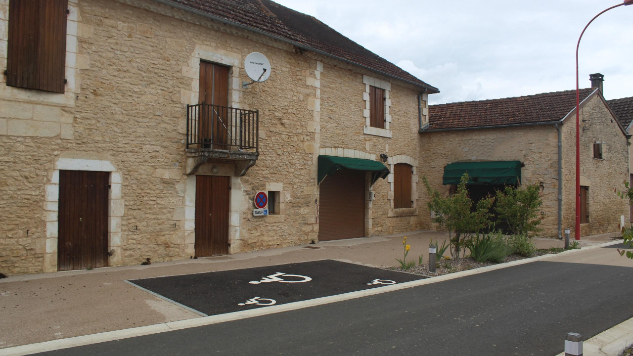 La commune de MAYAC (330 habitants) recherche un exploitant pour son bar-restaurant, situé dans le centre du village, aux portes du Périgord vert dont la situation géographique offre un bel environnement touristique avec la proximité de la vallée de l’Auvézère et du Pays d’Ans.

Ce commerce présente un outil de travail fonctionnel dans un bâtiment en pierres apparentes bien entretenu et offrant un cadre chaleureux.

Capacité : petite salle de restaurant de 30 couverts + Grande salle de 70 couverts + salle de bar : 6 places et une grande terrasse ombragée sur l’arrière + petite terrasse devant le commerce. Le gros équipement de cuisine et mobilier appartiennent à la commune. Licence IV mise à disposition.

Cuisine souhaitée : traditionnelle pour une clientèle de locaux, ouvriers et touristique.

Faible investissement de démarrage concernant le petit matériel de cuisine.

Loyer pour le fonds de commerce 379.32€ HT et le logement de 220 € HT mensuel. Deux mois de cautions demandées.

Le logement à l’étage comprend : cuisine, salle à manger, sanitaires et trois chambres.

Idéal pour un couple – Solide expérience en cuisine demandée.