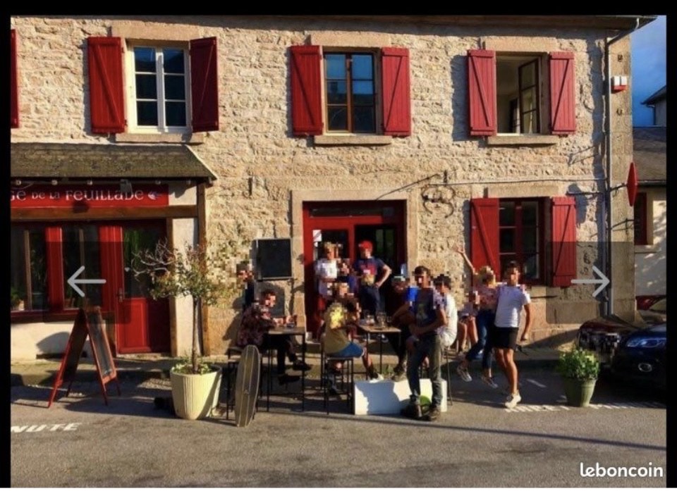 Dans le sud de la Creuse, sur la commune de Faux la Montagne, fonds de restaurant bar tabac à vendre. 
Ce restaurant propose une restauration de type ouvrière à l'année et bistronomique en période estivale, et accueille de façon régulière des repas de groupes. 
L'établissement peut compter sur un apport touristique important à la belle saison du fait de sa situation à proximité du Lac de Vassivière, mais aussi sur le tissu associatif solide générateur de flux (nombre de couverts en période estivale pouvant aller jusqu'à une centaine de couverts par service). 
L'établissement est ouvert du lundi au samedi et 7 jours sur 7 en période estivale.  Le local commercial, propriété de la commune, dispose d'une salle de restauration d'une cinquantaine de couverts, d'une salle de bar indépendante et d'une terrasse agréable à l'arrière du bâtiment permettant de doubler la capacité d'accueil. A l'étage, présence d'un logement. 
Loyer de l'ordre de 500 € pour le tout.  Pas d'investissement à prévoir  Chiffre d'affaires supérieur à 350 000 € et des activités complémentaires pourraient être envisagées (FDJ, traiteur). 
Prix de vente du fonds de commerce : 195 000 € .