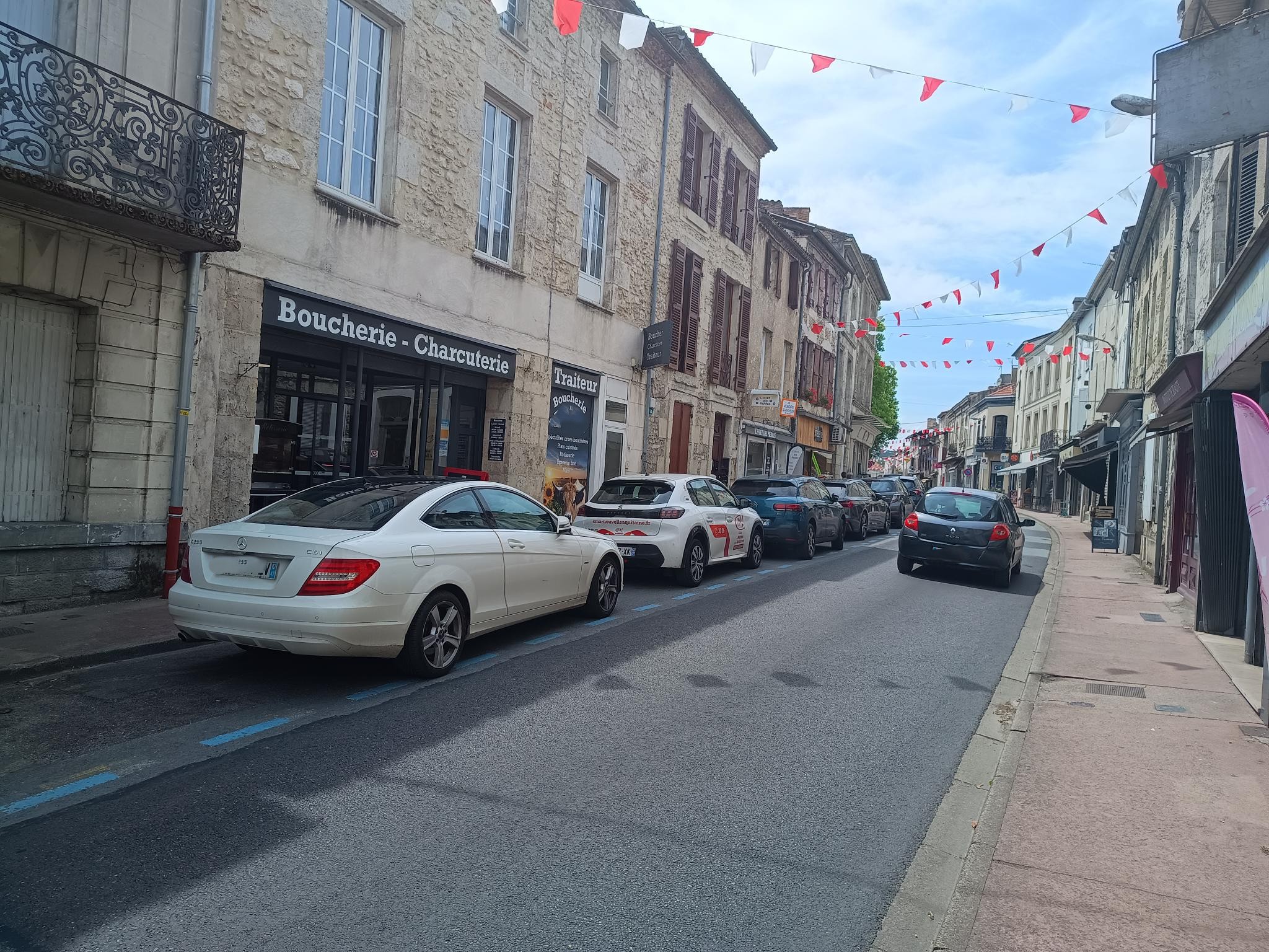 Vend, cause réorientation professionnelle, boucherie artisanale dans une commune lot-et-garonnaise très touristique située aux portes des Landes.
Reprise à l’été 2023, située en plein centre-ville avec tous les commerces (boulangerie, pharmacie, restaurant, bar, tabac, épicerie, banques, etc…).
La clientèle est principalement locale mais également une clientèle touristique liée d’une part au seul établissement thermal du Lot-et-Garonne, et sur la saison estivale en lien avec le Center Parc situé à 5 kms. 
Le local boutique a été entièrement rénové en 2023 (rénovation de l’ensemble du magasin, changement des vitrines d’un linéaire de 7.5 ml). 
Il est composé :
-d’une surface de vente de 60 m2 avec vitrine, 3 chambres froides frigorifiques de 3 à 6 m2,
-d’une rôtissoire 
-d’un laboratoire boucherie/charcuterie équipé (gros hachoir réfrigéré, machine sous-vide, piano gaz 4 feux avec four, four classique, marmite cuve 150 l pour fabrication charcuteries et boudins, billot, grandes tables de travail, poussoir hydraulique, mélangeur, etc…
-d’un coin plonge et coin cuisine/traiteur avec gazinière, hotte, étagères etc…,
-de plusieurs pièces de stockage (chambres froides, espace hygiène, stockage divers, réserve emballage ), local vestiaire,
A l’étage, sur 2 niveaux, appartement d’habitation de 250 m2 avec 4 chambres dont une suite parentale, grande terrasse, un grand salon séjour, cuisine de plus de 60 m2, chauffage gaz, grande cours, garage...
Loyer annuel pour l’ensemble 24 000 € pour l'ensemble des locaux. 
 Atouts :
-Clientèle fidélisée : savoir-faire reconnu
-Local sans travaux en parfait état et pas d’investissements matériels à prévoir
-Peu de concurrence
-Marché très réputé chaque mardi et samedi matin qui draine un grand flux de clientèle
-Gros potentiel de développement sur l’activité charcuterie-traiteur
-Transfert des savoirs et passation envisagée
-Chiffre d’affaires moyen et résultat net en forte augmentation depuis 2 ans : pour 2024 : 537 k€ (CA), 41 k€ (Résultat), les chiffre du premier semestre continuent à croitre…
Accompagnement possible par le cédant.