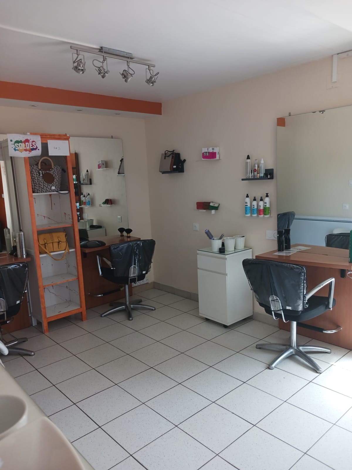 Cause maladie vend salon de coiffure mixte dans les Landes en Aquitaine 
Clientèle fidèle et en augmentation 
Très bien situé. Axe très passant 
Loyer 280€. Bail jusqu’en 2032
Très bien situé. Axe très passant   Parking gratuit 
2 bacs.  3 places de Coiffage. 2 Climazons
Multiples meubles de rangements et pour la vente 
Réserve. Avec étagères.  Micro onde. Petit réfrigérateur 
Il y a une pièce attenante pour onglerie. Esthétique etc 
Dans le prix je laisse le stock,tout le matériel,peignoirs,serviettes et.