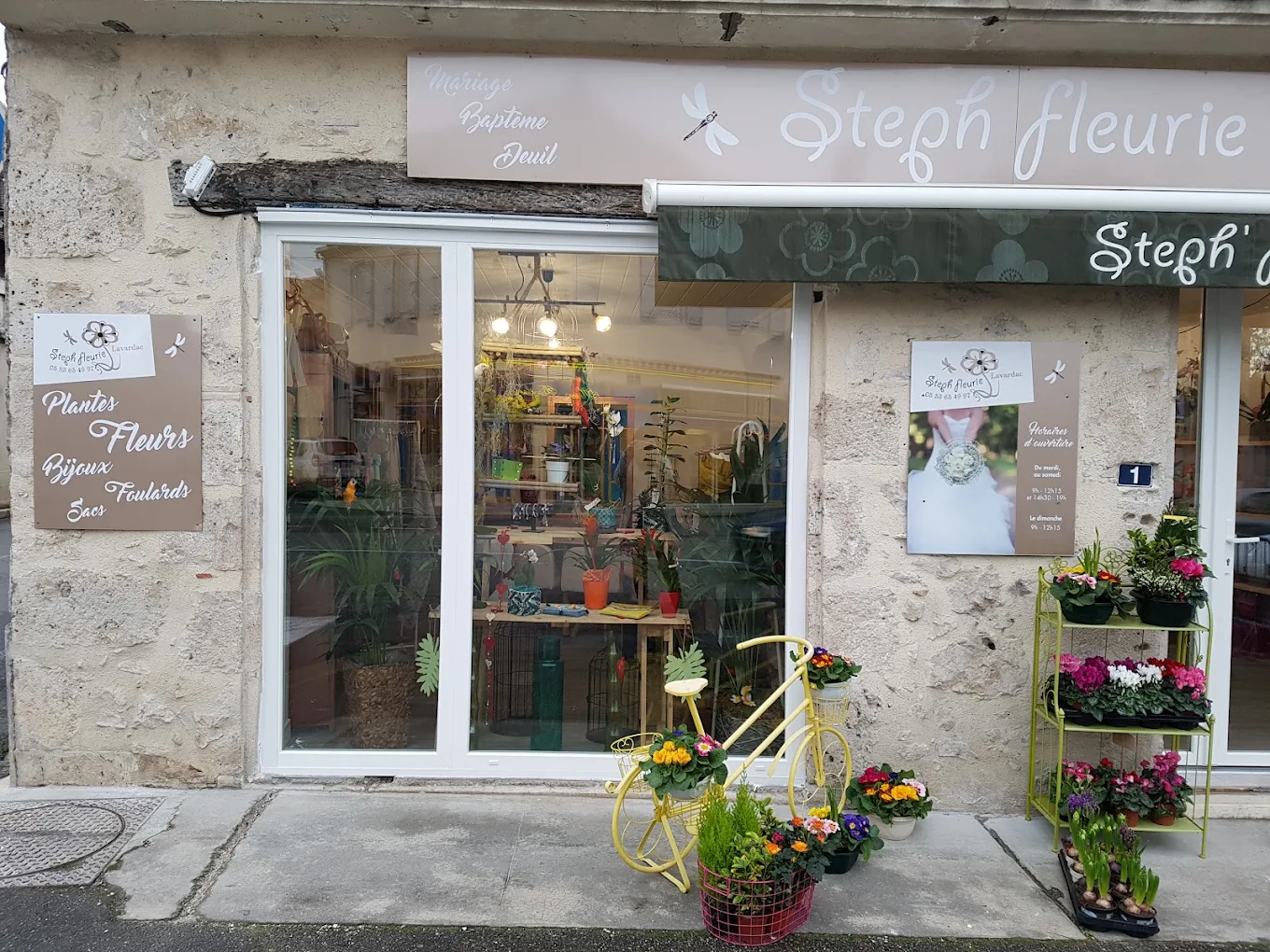 À VENDRE – Commerce de fleurs 🌸🌿 Vous rêvez de reprendre une boutique florale clé en main ? Ne cherchez plus ! 💐 Commerce de fleurs bien établi, avec une clientèle fidèle et un excellent emplacement en centre-ville/quartier dynamique. 🏠 Local agréable et bien agencé, incluant espace de vente, atelier et réserve. 📈 Bonne rentabilité, avec un fort potentiel de développement (livraisons, événements, abonnement floral). 📍 Lieu : Lot-et-Garonne 💰 Prix : 60000€ Loyer actuel 420€ mensuel Une belle opportunité pour un(e) passionné(e) de l’univers floral ! 🌿✨ DANS LE 47