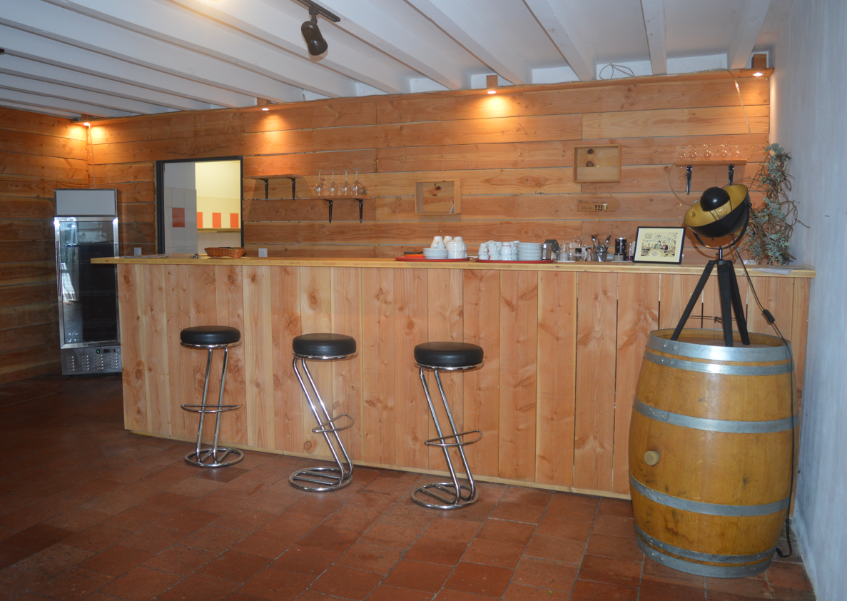 Restaurant communal et chambres d'hôtes, situé dans le Parc Naturel Régional des Landes de Gascogne.
En location, la Mairie est propriétaire des murs, meubles, matériels, de la licence 4.
Etablissement situé en centre bourg, entouré d'un airial ombragé avec jeux pour enfants.
Composé de 3 chambres d'hôtes, une salle de restauration, un bar, une cuisine professionnelle, et un appartement au 1er étage.
Seul commerce de la commune.
Loyer total des locaux professionnel + appartement : 1550 euros TTC /mois