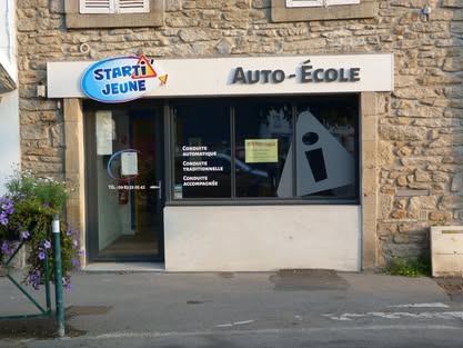 Auto-école basée à Douarnenez et Audierne, créée en 2017.
4 véhicules : 3 Peugeot 208 boite manuelle et 1 Citroën C3 boite automatique
3 associés/ gérants actuellement. 

Dans le cadre du départ à la retraite d’un des associés (1/3 des parts), celui-ci cède ses parts pour 30 000 euros représentant 1/3 des capitaux propres.
Actuellement 1 des associé/gérant travaille sur Audierne et les 2 autres (dont le cédant) sur Douarnenez.

2 concurrents sur le Cap Sizun et le pays de Douarnenez. 

Très bonne situation du local commercial (Bail 3/6/9) à Douarnenez (1 bureau d’accueil, 1 salle de code + sanitaires), visibilité et parking gratuit à proximité immédiate. Local accessible aux personnes à mobilité réduite.

Situation financière saine et stable. Bonne rentabilité.
Rémunération annuelle des gérants  entre 30 et 35000 euros.

Pas sérieux et agences, s'abstenir.