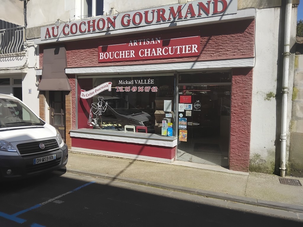 Boucherie Charcuterie Traiteur, 80% de charcuterie, plats cuisinés fabriqués maison.
Grand laboratoire de fabrication et de découpes, matériels ressent ou en cours de changement.
Possibilité de logement