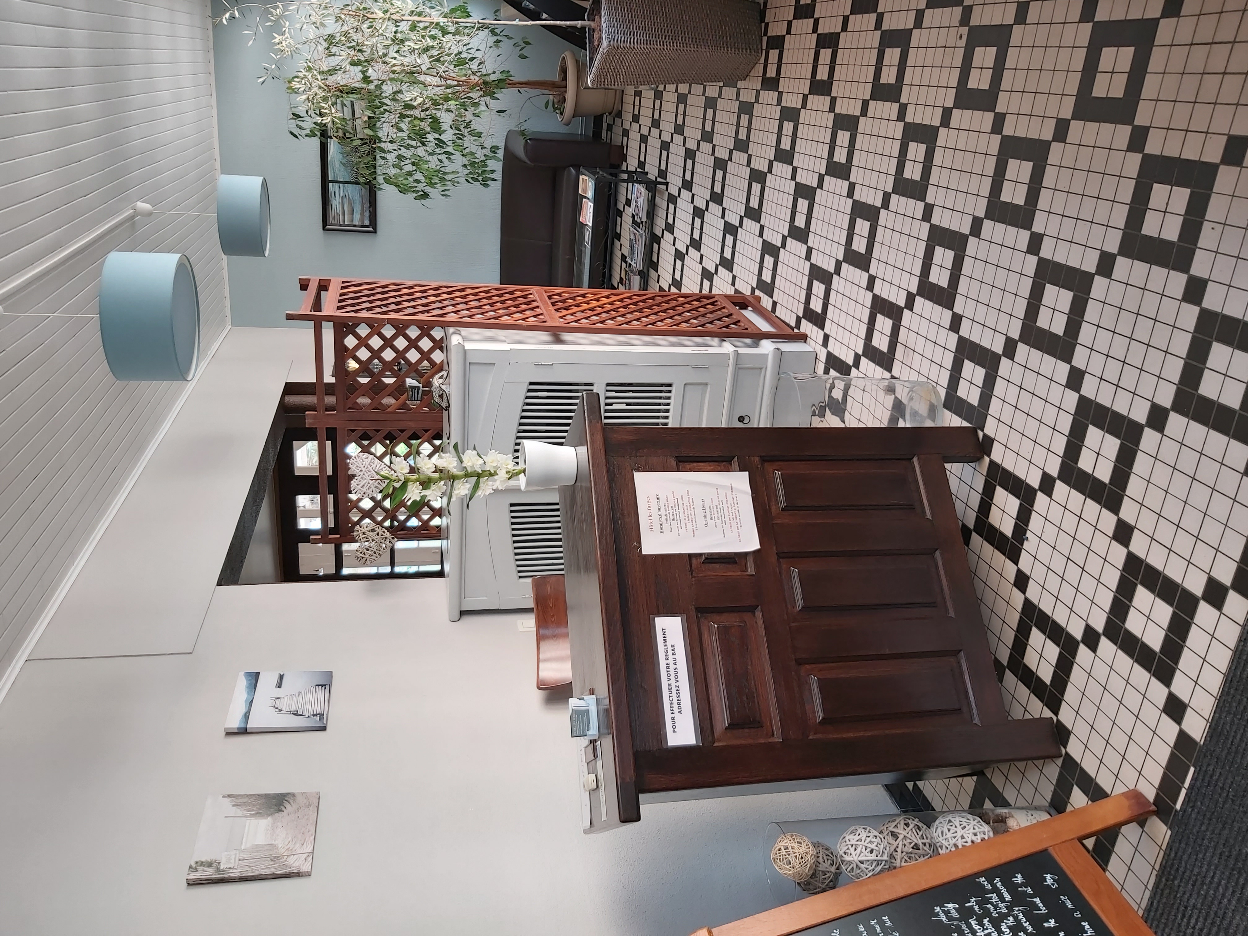 À vendre fonds de commerce Hôtel Bar Restaurant « style landais » de 10 chambres.
Situé entre océan, lacs et forêt dans un village pittoresque proche de Mimizan et de ses plages, à 20 km de Biscarrosse.
Idéal pour un couple débutant ou confirmé.
Gros potentiel de restauration à développer.
Belle cuisine équipée.
Parking privé.

Petit plus, un appartement de fonction avec 4 chambres, 1 salon, 1 wc et 1 salle d’eau.

Pour plus de amples renseignements, n’hésitez pas à nous contacter 
au 05 58 07 40 26.
Prix négociable