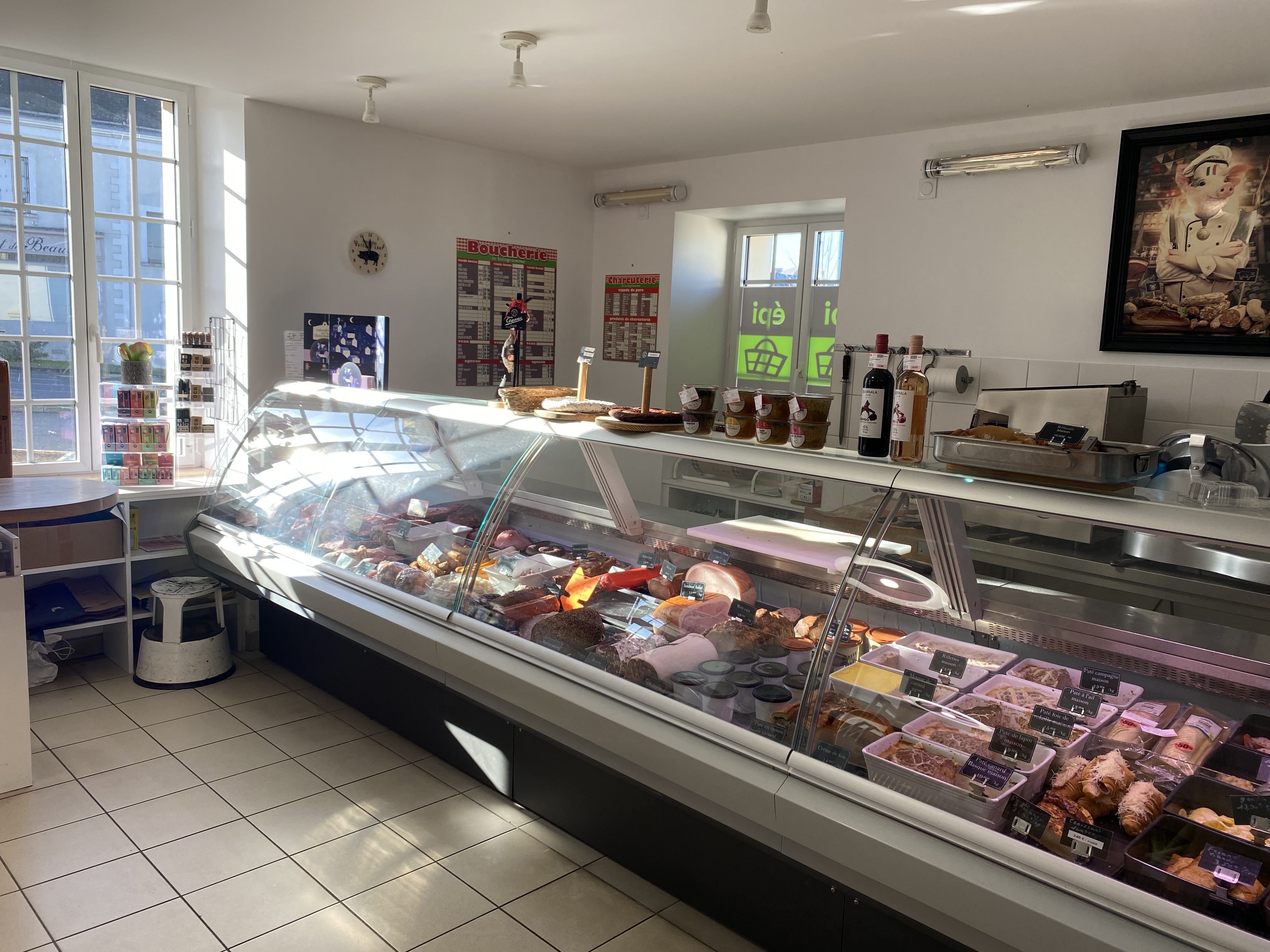 Dans une commune du Maine et Loire, au croisement de la Mayenne et de la Sarthe, sur une route passante vends fonds de commerce Boucherie, Charcuterie, Traiteur, Alimentation générale, FDJ, relais poste, point relai colis et presse.
60m² de superficie de vente et 60m² de laboratoire/réserve tout équipé.
Développer traiteur et snacking
Logement au dessus du commerce de 120 m² avec 3 chambre. Garage et petit terrain attenant.
Faible loyer ( les murs appartiennent à la mairie)