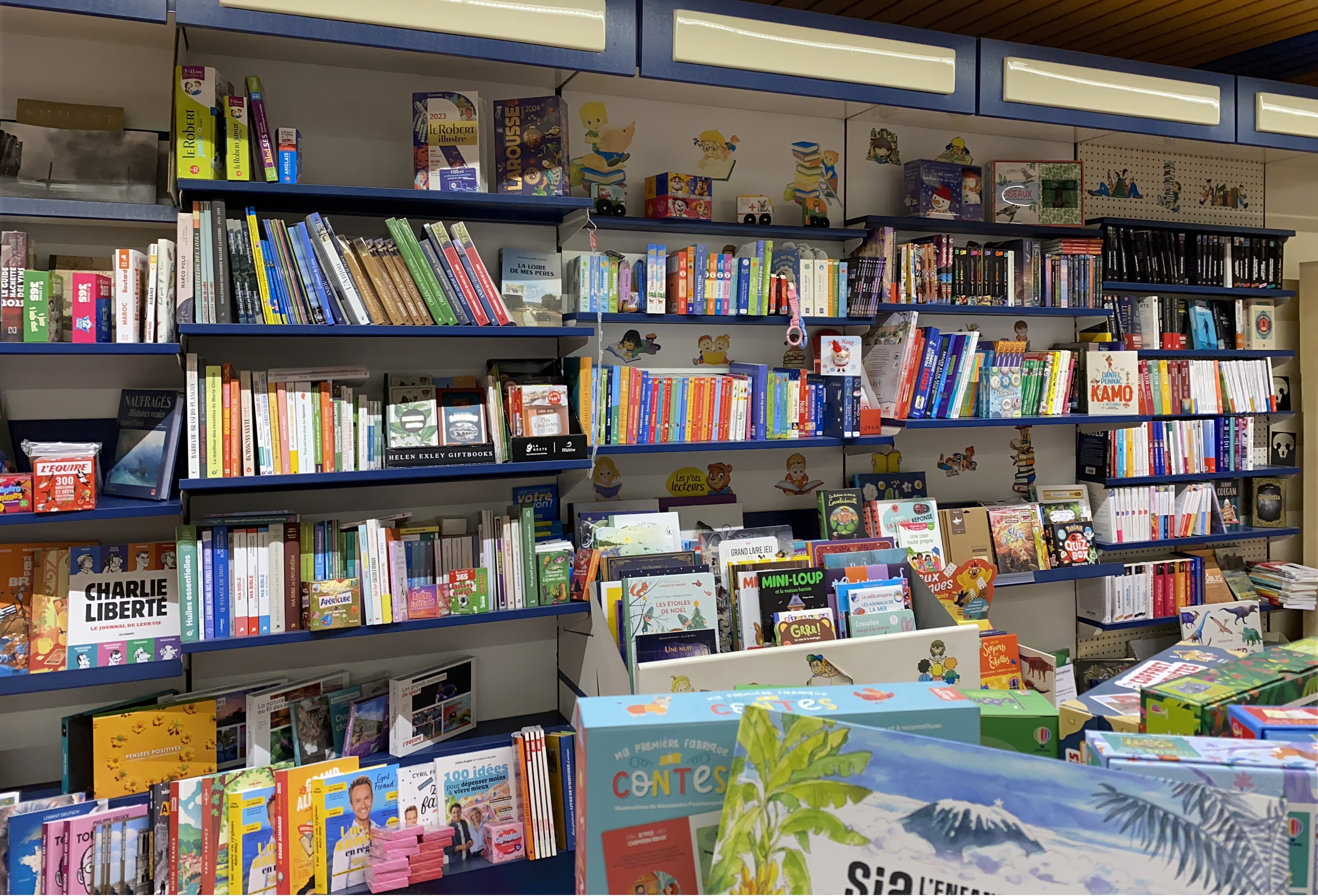 A VENDRE CAUSE RETRAITE

Presse-Librairie-Papeterie-Loto-Loterie-Cadeaux-Carterie-Relais colis

Magasin d'angle idéalement situé au cœur d'une ville de 7500 Habitants à 5 minutes des bords de Loire entre Angers et Saumur.

A proximité vous trouvez tout commerces (Ecoles, Collège, Cinéma, Musée, Piscine couverte, nombreuses associations sportives et culturelles etc....

Surface commerciale :  100 m2 + bureau+réserve
Loyer commercial :  895 €

Surface appartement a l'étage : 100 m2
Loyer    : 453 €

C.A  constant (possibilité de développer la Librairie)

N' hésiter pas a nous contacter pour de plus amples renseignements