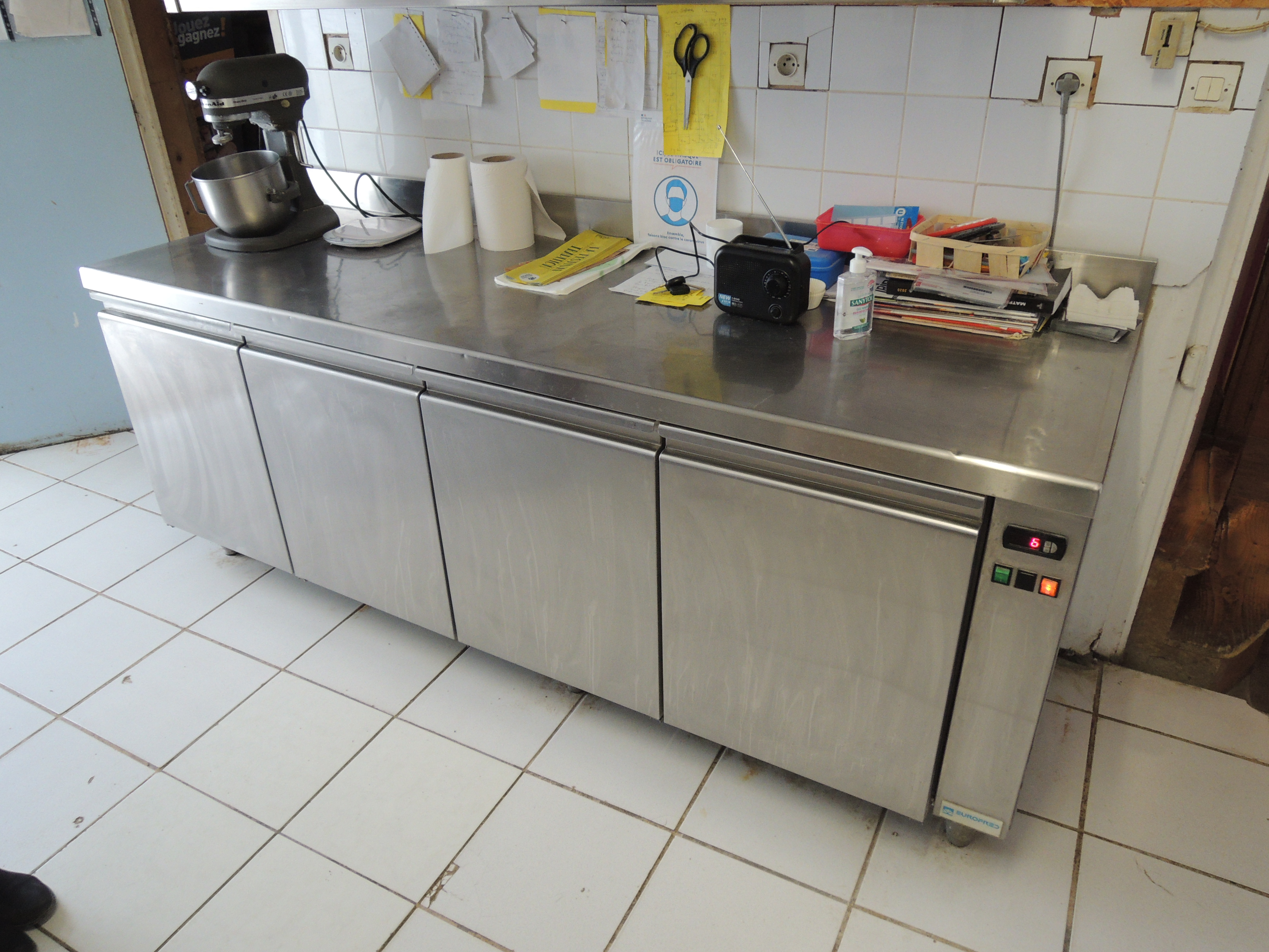 Situé dans une commune dynamique de plus de 1 500 habitants, à seulement 25 minutes de Poitiers, cet immeuble offre une belle opportunité pour un projet professionnel en boulangerie pâtisserie avec logement sur place.

Niché dans un environnement agréable de bocages et de prairies, ainsi que de nombreuse routes communales dont les haies sont préservées, le bien bénéficie également d’un cadre de vie paisible et verdoyant.

 Descriptif du bien :

Immeuble sur 4 niveaux comprenant : 

Rez-de-chaussée : Local commercial avec espace de vente, boutique, fournil, cuisine, dégagement, accès à une cave.

1er étage : Grand salon, trois chambres, une salle de bain, WC séparé.

Dernier niveau : Vaste grenier aménageable, offrant un potentiel d’agrandissement.

L’ensemble des huisseries (isophoniques) a été remplacé en 2023.

Extérieur : Terrasse agréable dans un environnement verdoyant

Places de stationnement à proximité.  

 À proximité immédiate sur la commune :

Supérette SPAR, pharmacie, trois médecins, infirmière, taxi, bureau de poste, salon de coiffure, banque (Crédit Agricole), assurance (AXA), école élémentaire, une crèche, un collège, une maison de retraite, cabinet dentaire, une étude notariale, une piscine municipale et des chambres d’hôtes.