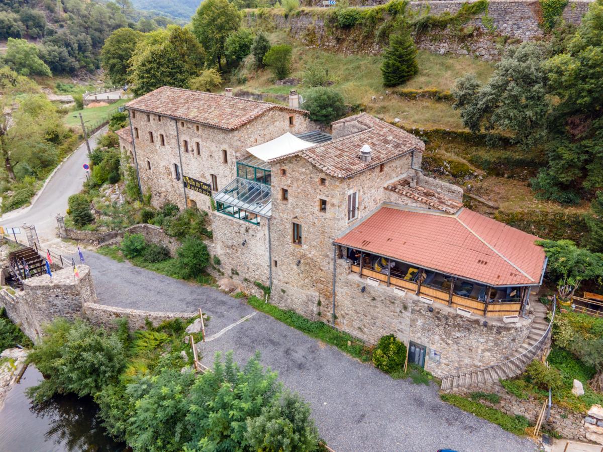 ancienne magnanerie de 17 me siècle
de 650 m2 sur terrain de 9000 m2
aménager et prêt a l'emploi  pour 5 chambres d’hôtes et bar licence 4
voir site
www.moulindutemps.com
