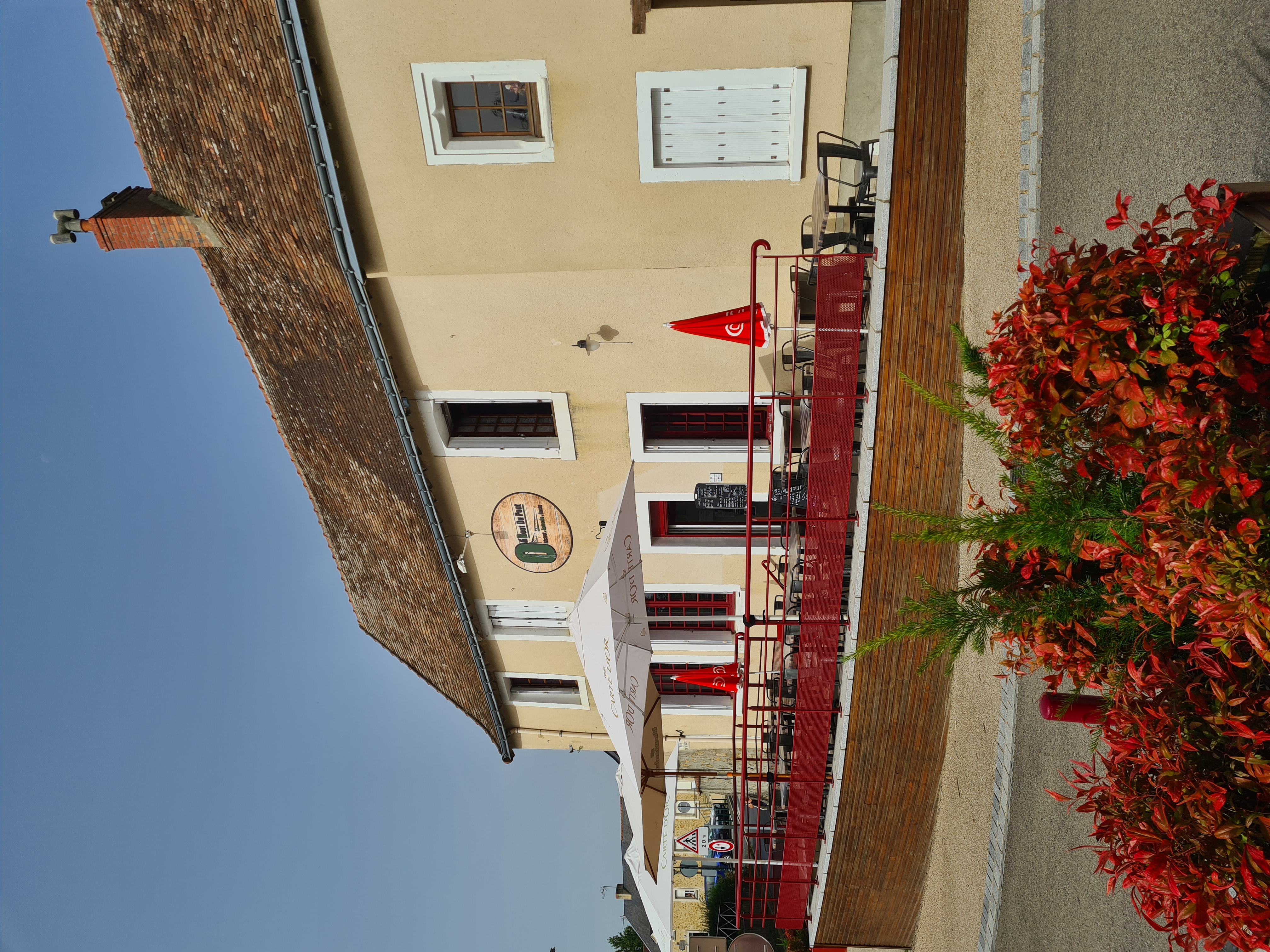 La commune de Fercé-sur-Sarthe,
Village de 600 habitants,
Situé dans le département de la Sarthe à mi-chemin entre Le Mans et Sablé-sur-Sarthe (25 minutes),

-	Activités principales : bar, restauration
-	Activités de service possibles : épicerie, relais colis, La Française des Jeux, contrat de fourniture de repas au restaurant scolaire (40 repas en moyenne par jour)
Recherche un exploitant en location gérance pour son bar restaurant multiservices :
-	Situé au cœur du village et à proximité immédiate d’un parking, le commerce est doté d’une surface commerciale de 150 m².
-	La partie restauration est composée d’une salle pouvant accueillir au total 40 couverts et d’une terrasse. Le mobilier est mis à disposition. 
-	Le bar est équipé d’un frigo de bar, d’un lave verre et d’une machine à glaçons.
-	L’espace épicerie peut être transformé en salle de restaurant.
-	La cuisine est entièrement équipée : piano gaz, lave-vaisselle, friteuse, congélateur, réfrigérateurs, vaisselle etc.
-	Le multiservices dispose également d’un logement de 115 m².

Modalités financières :
L’offre de location gérance est faite par la commune, le loyer mensuel est de 200,00 euros HT pour le commerce et 200,00 euros HT pour le logement. 
Charges de chauffage : environ 200,00 euros par mois (commerce + logement), révisable chaque année.
La licence IV est mise à disposition.

Profil recherché :
Vous justifiez d’une compétence reconnue et d’une expérience significative dans le secteur de la restauration
Vous avez la volonté d’entreprendre et possédez des qualités de commerçant
Vous êtes dynamique, et faites preuve de rigueur et d’organisation pour la gestion du commerce