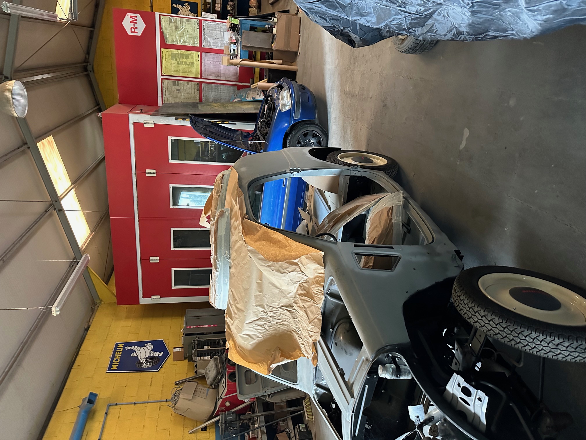 Garage de carrosserie peinture automobile entièrement équipé cabine,laboratoire,
pont 4 colonnes, poste à souder par point,ponceuse etc....
bel emplacement à quelque métres de la célèbre RN7 entre Moulins et Nevers
2h.30 de Paris autoroute de bout en bout.
Gros potentiel de développement ,grand parking goudronné, cameras, portail
électrique, entièrement clos .
1 ER CONTACT PAR MAIL