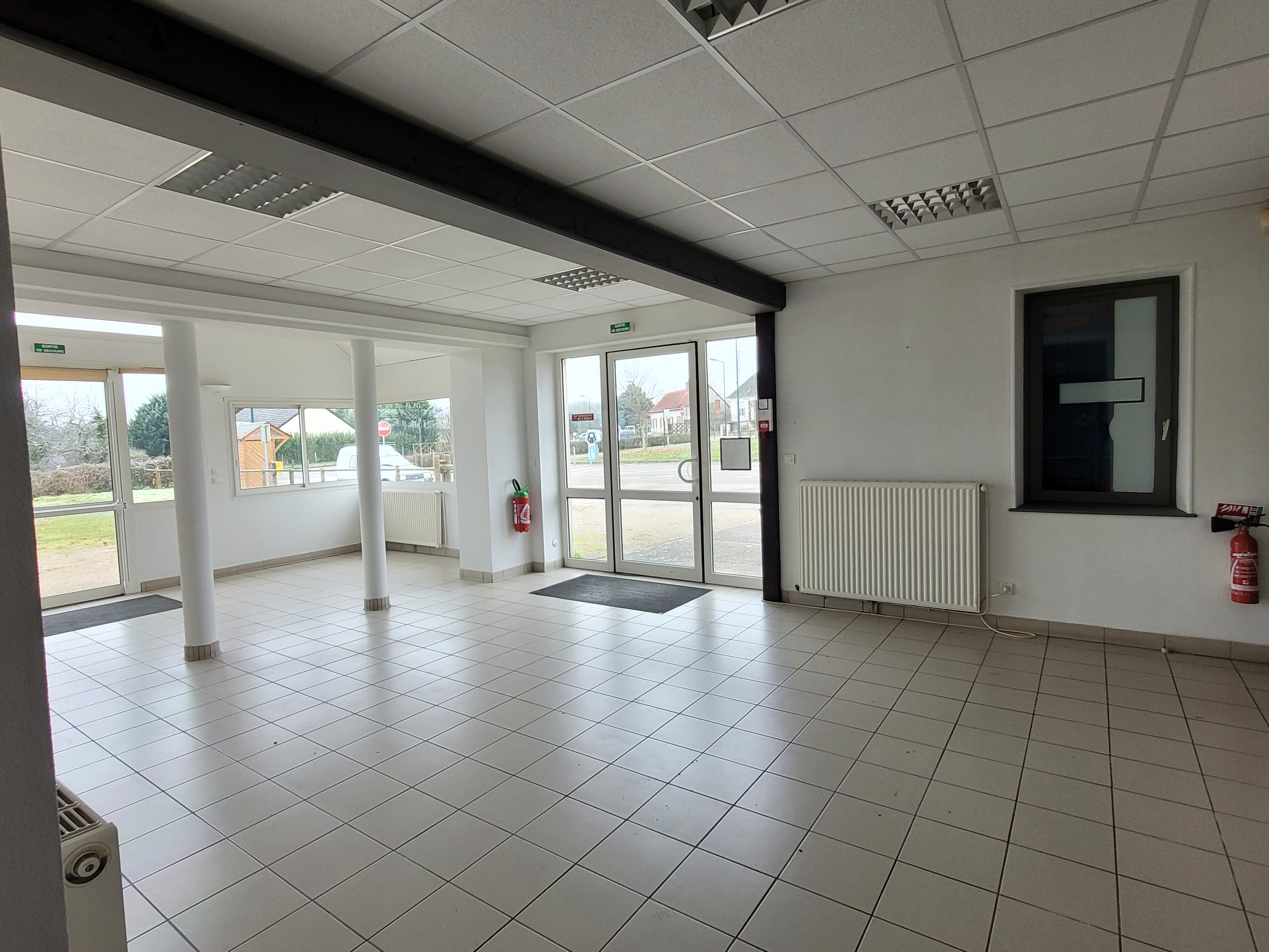 Petite bourgade du SUD NIVERNAIS recherche repreneur pour son unique commerce.

 Situé sur l'axe DECIZE (10 kms)  MOULINS (25 kms) il bénéficie d'un trafic important. Ce commerce est doté d'un parking P.L et V.L ainsi que d'une borne de recharge pour les véhicules électriques.

 Autres atouts de notre commerce : sa situation stratégique, il est le point de convergence de plusieurs chemins de randonnée,et  l'arrêt  de  bus à proximité  apporteront une clientèle régulière.

 Il est constitué d'une surface commerciale de 70m2 et d'un logement de 57m2.

La municipalité est propriétaire des locaux et met à disposition la licence IV.

 Ce commerce offrira à ses clients dans un premier temps une petite restauration pouvant évoluer selon l'implication du gérant, et les besoins de la population. En  outre, nous aimerions la mise en place d'un dépôt de pain, de journaux,gaz .....

Aux beaux jours, l'extérieur permet l'implantation d'une belle terrasse, d'un terrain de pétanque.

 Vous êtes intéressés, contactez nous pour programmer une visite et parler de vos attentes et de nos souhaits.