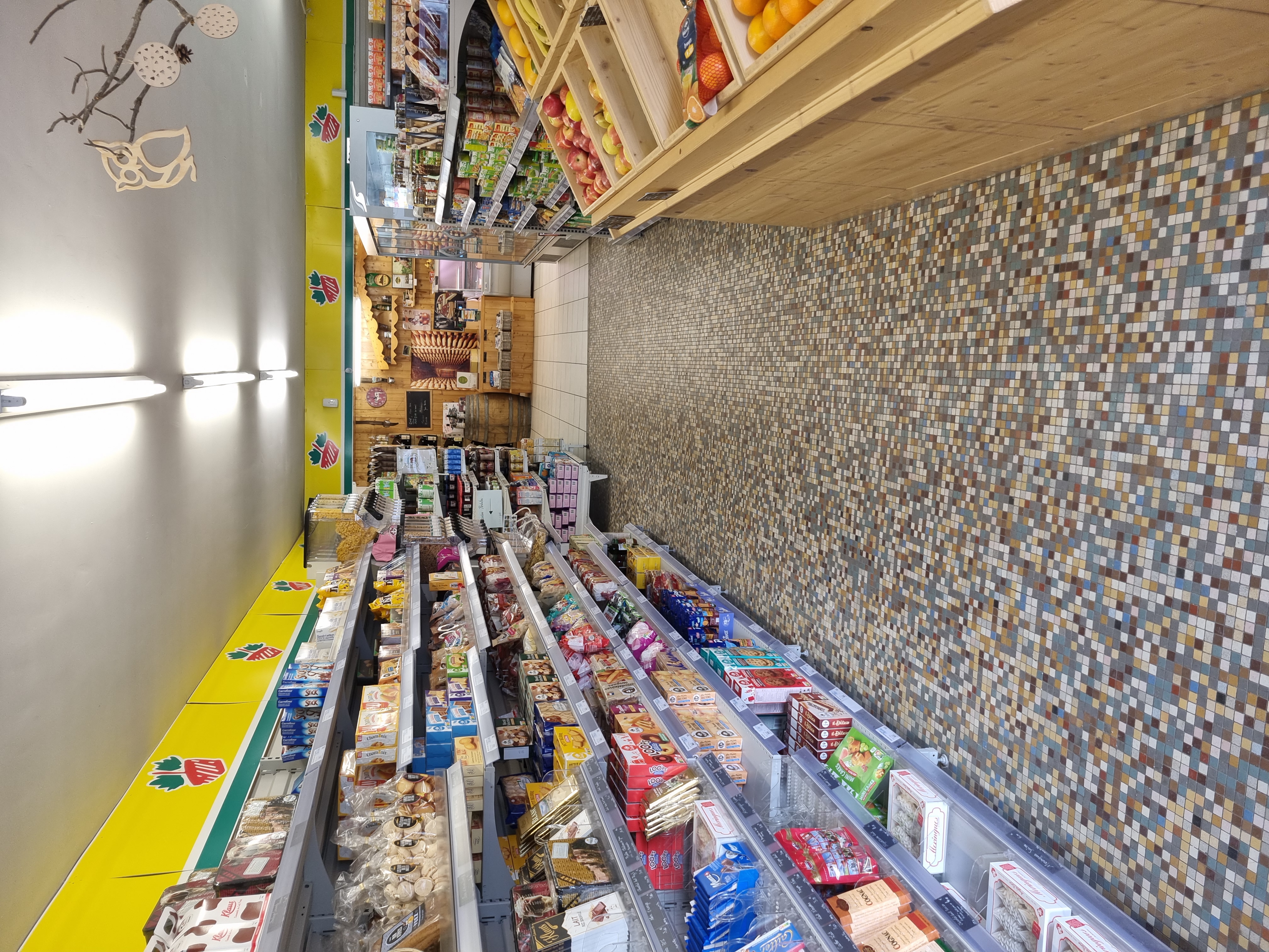 A vendre fond de commerce superette Proxi situé au centre du village de LES FOURGS dans le Haut-Doubs.

Ce village de moyenne montagne (1100m d'altitude) situé à moins de 3 kms de la frontière Suisse, sur un axe très fréquenté, dispose d'une station de ski familiale avec domaine skiable (Alpin et Fond),  école, crèche, bibliothèque, poste, office du tourisme, boulangerie-pâtisserie, restaurants, location de skis,...


Le magasin d'une surface de 150m² dispose d'une large gamme de produits d'alimentation générale :
- produits surgelés,
- espace fruits et légumes,
- produits frais, 
- produits régionaux,
- droguerie , bazar, 
- souvenirs,
- dépôt de gaz, 
- dépôt de pain, 
- rayon fromage et charcuterie à la coupe,
- café à l'emporter / sur place,
- journal quotidien,
- distributeurs de produits vrac,...


Ce commerce bénéficie également d'un espace bureau avec rangements, d'une réserve de 40m², ainsi qu'un grand parking (public).