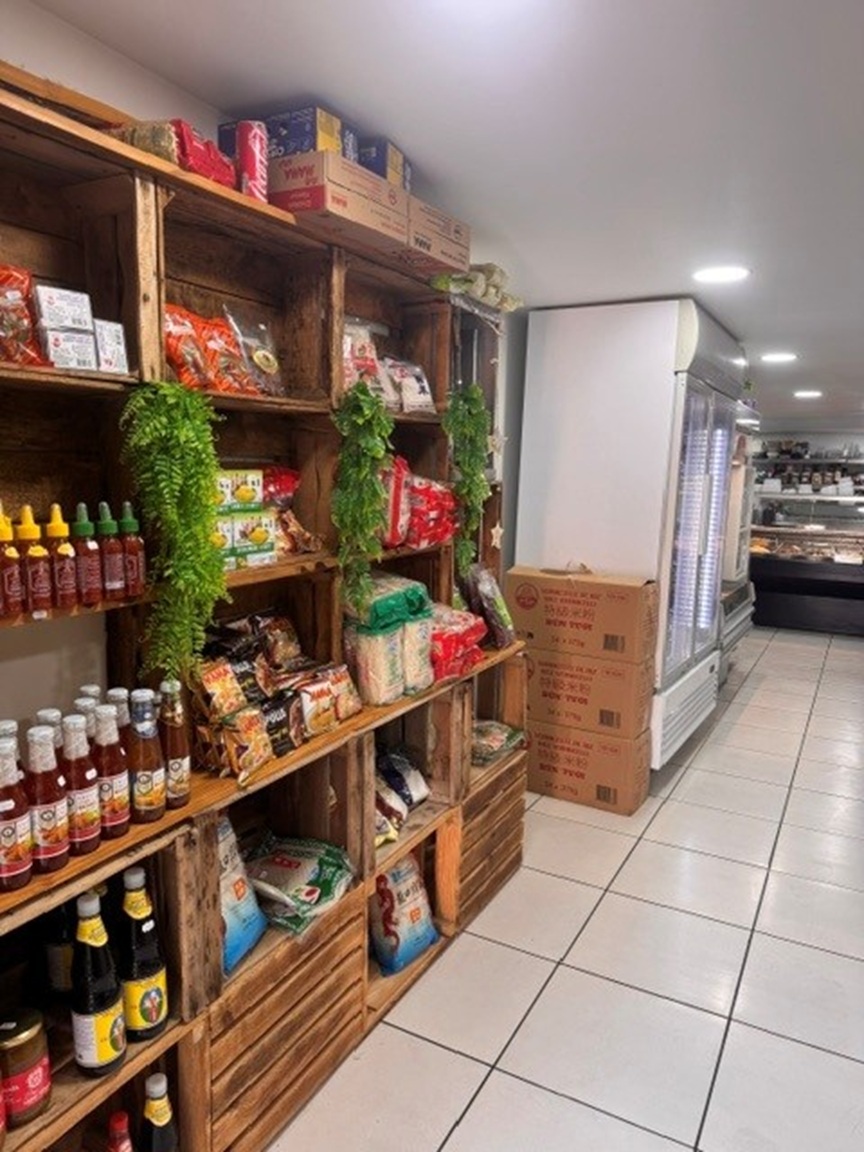 À céder, fonds de commerce de restauration à emporter et traiteur spécialisé dans la cuisine thaïe, situé dans une station balnéaire du littoral audois.

 

Grâce à son positionnement différenciant et la qualité de sa cuisine, l’établissement bénéficie d’une excellente réputation et d’une clientèle locale fidélisée. Il profite également d’un potentiel de clientèle saisonnière important grâce à la forte attractivité touristique du secteur, particulièrement en période estivale.

L’offre est diversifiée avec restauration sur place et à emporter, activité traiteur, épicerie thaï/asiatique et vente de vins. L’établissement dispose de 38 places assises, en intérieur et extérieur.

Le local de 42m², entièrement rénové en 2022 et climatisé, comprend une cuisine professionnelle équipée, un espace épicerie/cave, une réserve et une petite cour privative. Le matériel est récent et en parfait état de fonctionnement. Un nouveau bail commercial sera établi à la reprise, avec un loyer de 1 450€ par mois.

L’activité est exploitée à l’année et présente encore des possibilités de développement, notamment par le développement de la restauration sur place.

 

Chiffre d’affaires 2025 : 116 500€ - EBE 2025 : 28 000€

Prix de cession du fonds de commerce : 150 000€

 

Une belle opportunité pour un couple ou un duo de repreneurs souhaitant s’investir dans une activité de restauration à taille humaine, bénéficiant d’un positionnement différenciant et d’un réel potentiel de développement.

Annonce gérée par la Chambre de Commerce et d'Industrie de l'Aude.