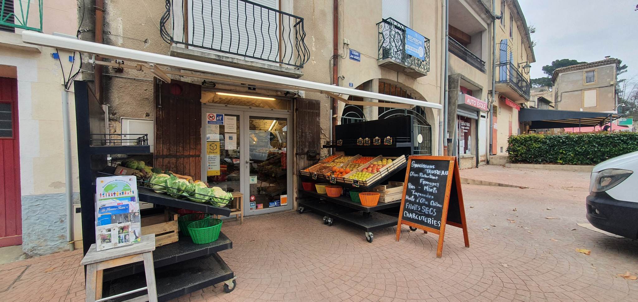 Epicerie fine située au cœur d'un village gardois, ancienne bergerie avec beau potentiel. Le village est situé dans le triangle d'Avignon, Nîmes et Arles aux portes de la Camargue. a Proximité du Pont du Gard, des Beaux de Provence et à 1h00 des Saintes Marie de la Mer. Les produits locaux tel que fruits, légumes, vins, huile d'olive, miel, fromages de chèvres etc... remplissent les étalages du magasin.
Depuis moins d'un an, le magasin fait relais colis Chronopost et Colissimo. 
Accepte les titres restaurants ( Cartes et tickets resto).
Sur une surface d'environ 55m2 réserve inclus, le fond de commerce, le matériel et le véhicule type Master sont vendus au prix de 68000€ l'ensemble.
Vente de notre commerce pour des raisons familiales.