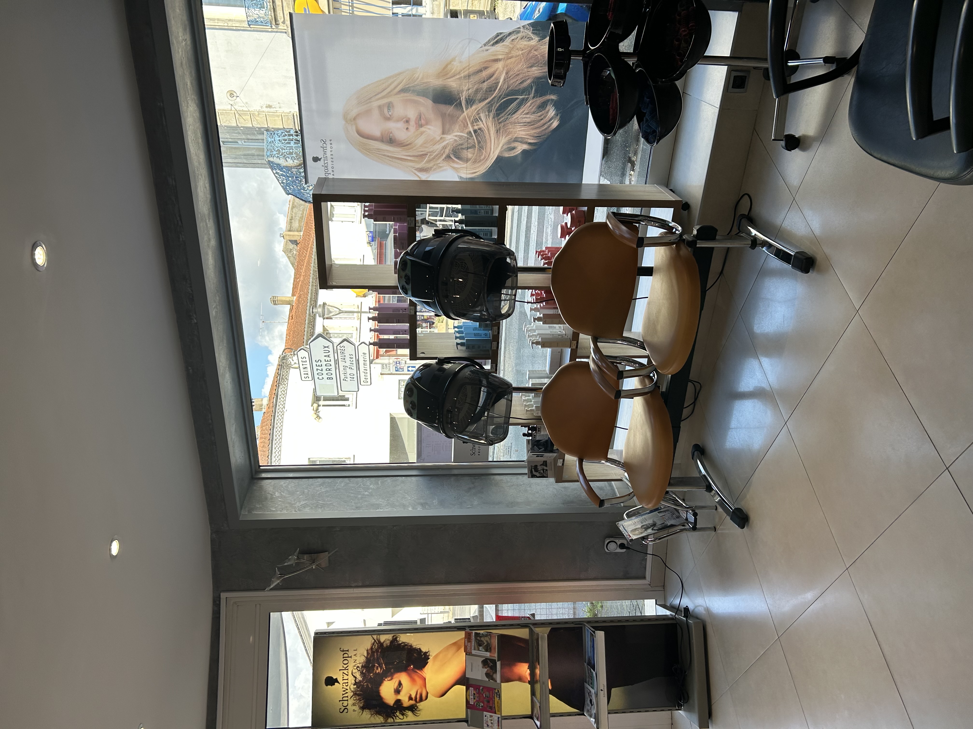 À vendre Fond de commerce salon de coiffure mixte à Saujon cause retraite dans ville thermale emplacement stratégique (mairie banque poste ) parking à proximité affaire historique et saine à 10km de la mer