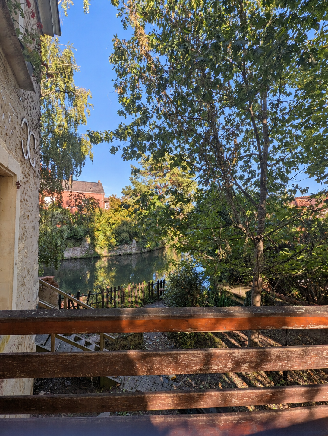 Ancien restaurant-pizzeria Le Pinocchio, bien connu à Connerré, disponible immédiatement à la location.

Le local offre un cadre rare pour un établissement de restauration :

– une grande salle avec bar et cheminée, lumineuse, éclairée par des fenêtres sur toute sa longueur ;
– une seconde salle indépendante, idéale pour les groupes ou une salle de réception ;
– une cuisine séparée, en cours de remise aux normes ;
– un préau couvert avec charpente apparente et sol en briques anciennes ;
– une terrasse en bois surélevée donnant sur le Dué ;
– une terrasse de plain-pied et un jardin arboré ;
– une grande cave pour le stockage ;
– du stationnement sur place.

Capacité estimée : environ 45-55 couverts en salle et environ 40-60 couverts en extérieur selon les aménagements.

Le lieu convient à un restaurant traditionnel, une pizzeria, une crêperie, un bar à vin, un salon de thé ou un concept brunch. Les extérieurs se prêtent bien à une formule grillades ou guinguette l’été.

Des travaux d’embellissement de la salle sont à prévoir, ce qui permet au futur exploitant de créer un établissement à son image.

Visites sur rendez-vous, y compris le week-end. N’hésitez pas à me contacter par la messagerie.