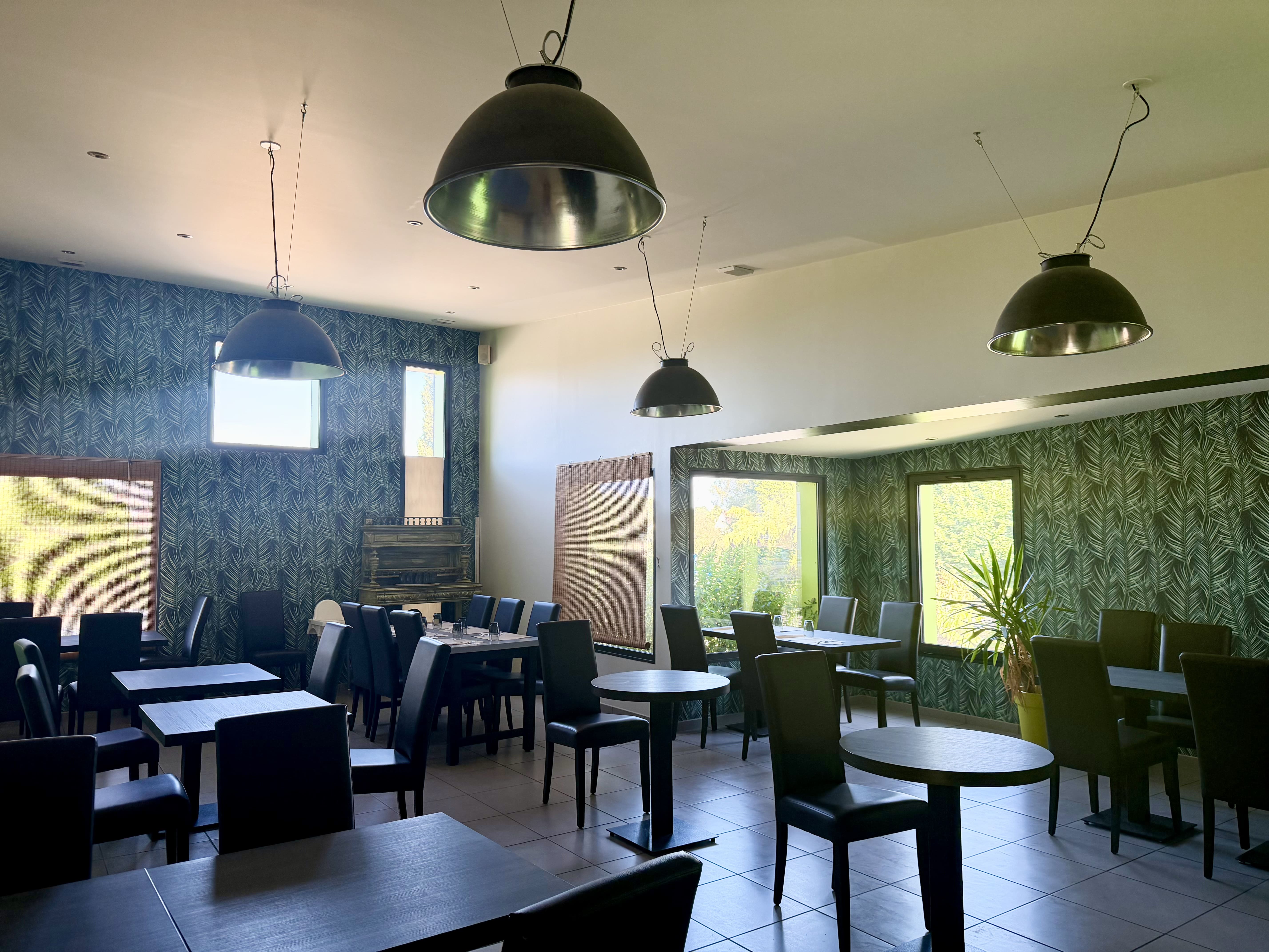 Belle opportunité pour un professionnel de la restauration !

La commune d'Azérables propose à la location un établissement communal dédié aux activités de restaurant, bar et tabac/jeux, prêt à être exploité.

D'une superficie totale d'environ 200 m², le bien comprend :
·   une salle de restaurant chaleureuse d'environ 50 m²,
·   un espace bar d'environ 35 m²,
·   une cuisine professionnelle entièrement équipée (25 m²) avec du matériel en excellent état,
·   des réserves, une cave,
·   un bureau et des espaces dédiés au personnel,
·   une agréable terrasse de 50 m², idéale pour accueillir la clientèle aux beaux jours.

L'établissement est proposé avec son mobilier (tables, chaises), sa vaisselle et un agencement complet, permettant une reprise rapide de l'activité.

Situé au cœur d'une commune dynamique de l'ouest de la Creuse, le commerce bénéficie de la présence de nombreux services de proximité (boulangerie, pharmacie, salon de coiffure, superette, station service), d'un tissu d'artisans et d'entreprises locales, ainsi que d'un emplacement facilement accessible grâce à un grand parking, à proximité immédiate de la D1 et à seulement 5 km de l'autoroute A20.

Afin de faciliter l'installation du futur exploitant, la commune propose un bail précaire de 18 mois avec un loyer progressif :
·   600 € / mois,
·   puis 800 € / mois,
·   puis 1 000 € / mois.

Des charges mensuelles de 100€ sont à rajouter comprenant ordures ménagères, taxe foncière et location de la citerne de gaz (électricité, eau et gaz restant à la charge du locataire).

Le matériel de cuisine, le mobilier de salle et la vaisselle sont à reprendre.

Une belle opportunité pour développer un projet de restauration dans un établissement moderne, fonctionnel et immédiatement opérationnel.