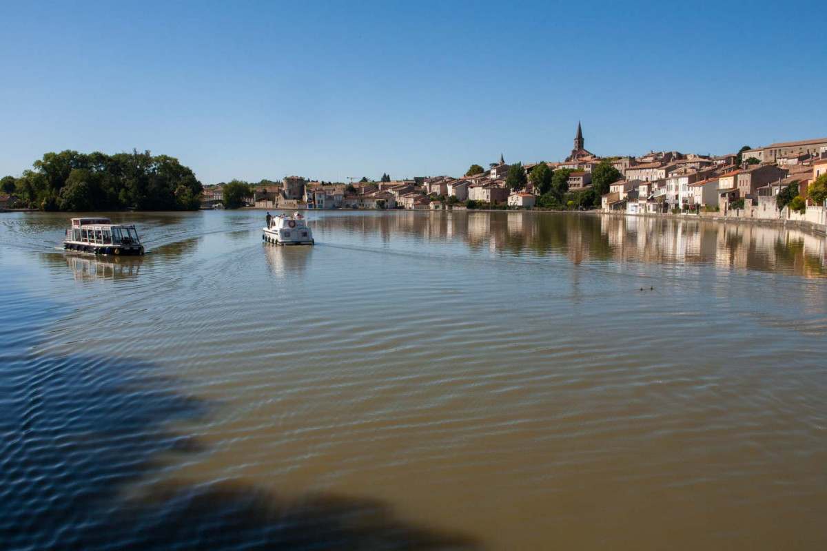 activité touristique saisonnière(avril -octobre) sur le canal du midi à Castelnaudary sur un bateau passagers 48 pax. clientèle de groupe et clientèle individuelle.
activité crée en 1999.
activité référencé sur le site internet www.saintroch11.com