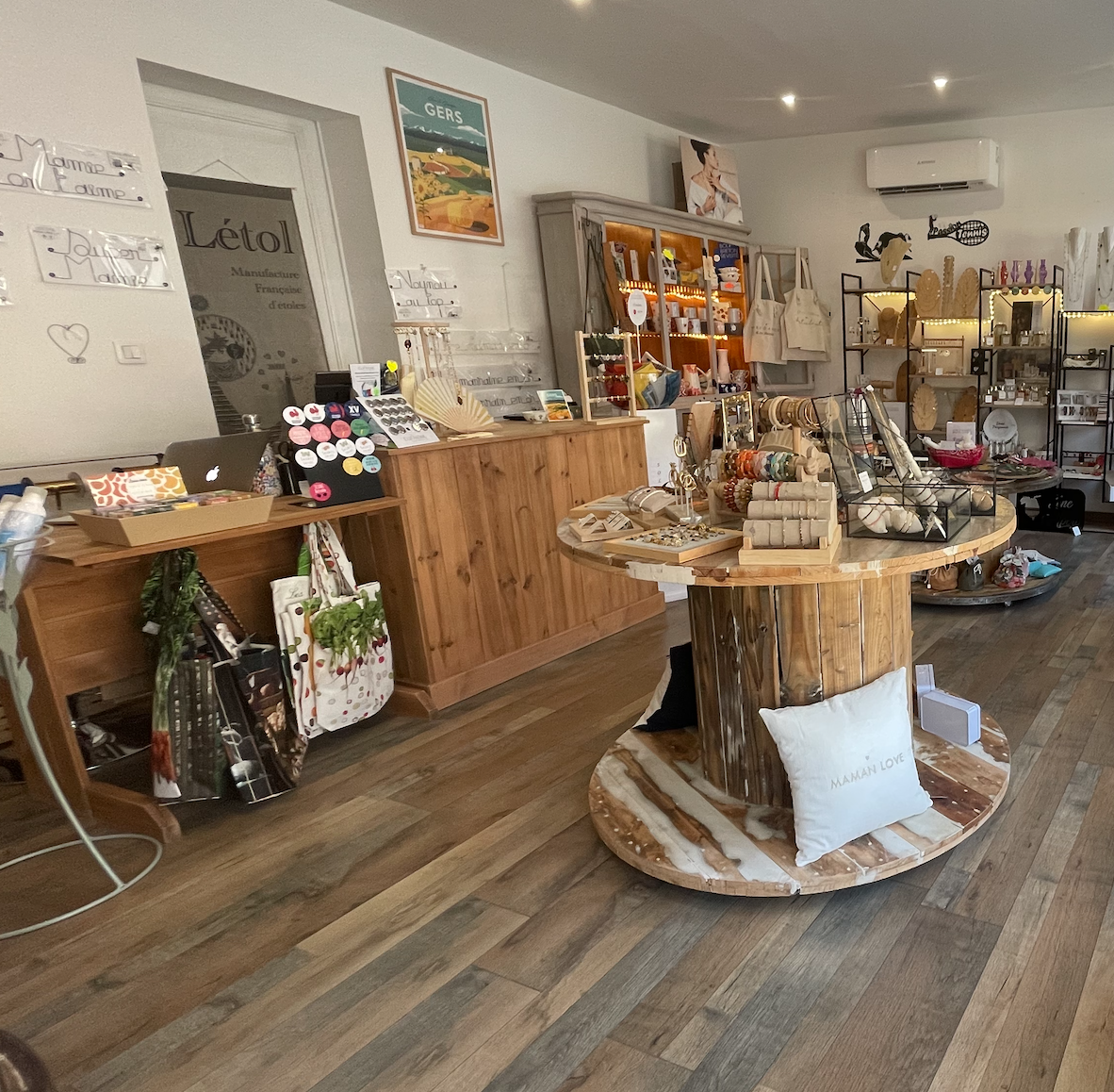 🌿 À VENDRE – CONCEPT STORE CLÉ EN MAIN, CRÉATION FRANÇAISE 🇫🇷

Boutique coup de cœur – activité prête à exploiter immediatement.
Située dans un village au sud du Gers, cette boutique concept store au style chaleureux et cocooning bénéficie d’une clientèle fidèle, attachée à la qualité des produits, au conseil personnalisé, à la convivialité ainsi qu’à l’univers différenciant autour de la création française.
✨ Un lieu soigné, avec une vraie identité, prêt à être repris sans travaux ni restructuration.
Boutique clé en main, entièrement aménagée.
Stock étoffé permettant une reprise immédiate.
Réseau de fournisseurs en place.

Beau potentiel de développement, notamment grâce au e-commerce et aux réseaux.
Je souhaite aujourd'hui transmettre cette belle aventure à une personne désireuse de poursuivre son développement et de faire vivre un commerce de proximité.
 
Prix du fond de commerce 25 000 € + stock 
Loyer attractif : 400 €/mois.

📩     Dossier complet et informations sur demande. 
📞 Contact sérieux uniquement ; Je serai ravie d'échanger avec vous et de vous faire découvrir la boutique.