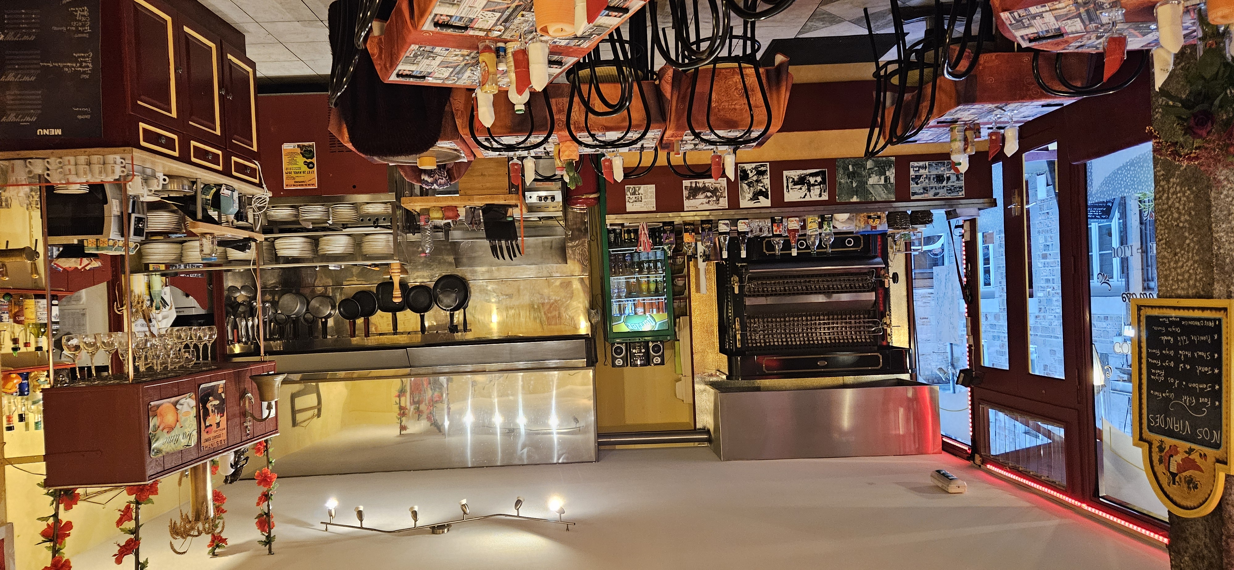Dans la cité du cuivre près de l A84 Restaurant Rôtisserie Brasserie dans la seule rue piétonne du village étape 
Cuisine Ouverte 
Pas de personnel à reprendre 
IDEAL POUR UN COUPLE 
Salle 43 couverts, Terrasse 32 couverts