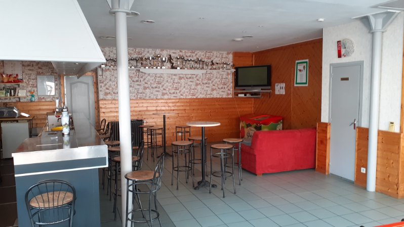 Vends fond de commerce Bar Snack 95 M2 + petit appartement de 27 M2 comprenant une salle d'eau. 
Dans un village touristique d'Ardèche (2600 habitants).
A 100m de la gare touristique du petit  train Velay express et à l'arrivé de la dolce via (voie douce dédié à la randonnée à pied et à vélo).
Etablissement tenu pendant 30 ans.
N’hésitez pas à me contacter pour plus de renseignements.