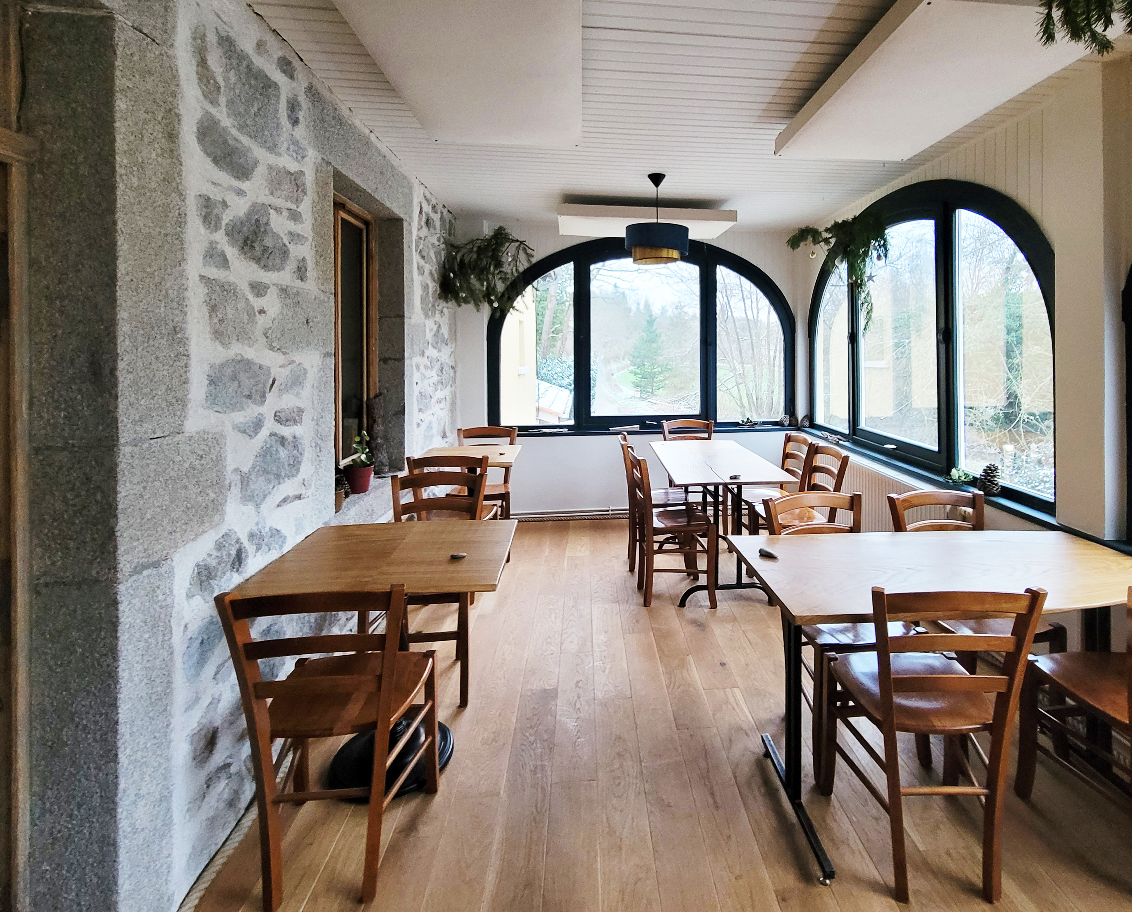 Auberge de la Valette , Salvizinet (Loire, 42) 
A louer (bail commercial) : restaurant - auberge à fort potentiel (300 m²), entièrement rénové, à proximité de Feurs - Loyer 1 750€HT (incluant licence IV)

A Salvizinet, petit village de 625 habitants, situé à 5 km (10 min) de Feurs, l’Auberge de la Valette est une véritable institution, avec ses 150 ans d’existence. Elle dispose d’une histoire ancrée sur son territoire, d’une renommée et d’une clientèle fidèle particulièrement attachée à ce lieu, aux figures locales l’ayant exploité et à son identité d’auberge. 

L’auberge est excentrée du centre-bourg mais bien indiquée, facilement accessible et à proximité immédiate de points d’intérêt : chemin de randonnée du monorail (randonnée de 25 km qui passe juste devant l’auberge), ruines de Donzy (2.3 km), chapelle romane de la Valette. 

Elle dispose d’une surface de 300m² au total avec 140 m² de restaurant (capacité de 70 à 80 couverts environ hors espaces extérieurs), un étage d’environ 50 m² (qui servait de bureaux / vestiaires), un sous-sol de 110m² et 3 000 m² de terrain (terrasse semi-couverte et jardins en bord de rivière et autres parcelles) offrant du potentiel.

Le bâtiment se compose de la manière suivante :
    • 3 salles de restauration, dont deux grandes salles permettant aux grands groupes de bénéficier d'intimité dans le restaurant.
    • Une grande cuisine (32 m²) ouverte sur le bar et sur l’une des salles de restauration
    • Une réserve 
    • A l’étage, un dégagement desservant deux pièces ainsi qu’un WC et une salle de douche. 
    • Deux greniers, deux garages et deux caves. 

La coopérative Villages Vivants - propriétaire des murs - a acquis le bâtiment en novembre 2022 et l’auberge a été rénovée et mise aux normes en 2023 ; ​les travaux ont permis de retrouver l'essence de ce bâtiment en pisé et pierres en lui apportant une touche de modernité et de confort.
 
Villages Vivants est une coopérative immobilière rurale et solidaire qui  rassemble des citoyens, entreprises et collectivités qui s'engagent avec leur épargne pour acheter, rénover et louer des locaux, de préférence à des entreprises de l'économie sociale et solidaire dans les territoires ruraux. En tant que propriétaire, Villages Vivants entend bâtir une relation de coopération solide et durable avec ses locataires pour créer des biens communs au service de la dynamisation des territoires ruraux. 

Les facteurs clés du projet :
Une cuisine et une offre adaptées aux attentes d’une clientèle exigeante et fidèle ayant eu l’habitude de fréquenter l’auberge lorsqu’elle proposait une cuisine traditionnelle d’auberge, copieuse avec un bon rapport qualité prix. 

L’emplacement renforce la nécessité d’avoir une offre spécifique, attractive, qui suscite l’envie de s’y déplacer. 

Réelle opportunité de développer une offre pour les groupes avec de grandes salles et des extérieurs propices à la privatisation.

En complément de l’activité de restauration, le lieu offre un potentiel de diversification : bar (licence IV), événementiels, privatisations, etc.


Modalités de reprise 

Signature d’un bail commercial avec Villages Vivants, incluant la licence IV. 

Le/la/les futur.e.s repreneur.ses devront prévoir d’investir afin de reconstituer l’ensemble du matériel (matériel de cuisine, chambre froide, mobilier…) et le stock. 

Loyer mensuel plein (y compris location de la licence IV) estimé à environ 1 750 € HT, avec des conditions financières favorables et adaptées à la reprise de l’activité envisageables : mise en place d’un loyer progressif (période et progressivité à définir) et d’une éventuelle saisonnalité de loyer 

A prévoir en plus, refacturation de la taxe foncière : 577 € en 2024.

Possibilité de revendre la licence IV au locataire à l’issue de la première période triennale (bail 3/6/9).

Une visite des lieux sera prévue le jeudi 15 janvier 2026. En cas d’intérêt pour la visite, merci de nous communiquer vos coordonnées pour transmission des modalités précises. Des visites complémentaires pourraient être planifiées selon les besoins avant ou après cette date.
