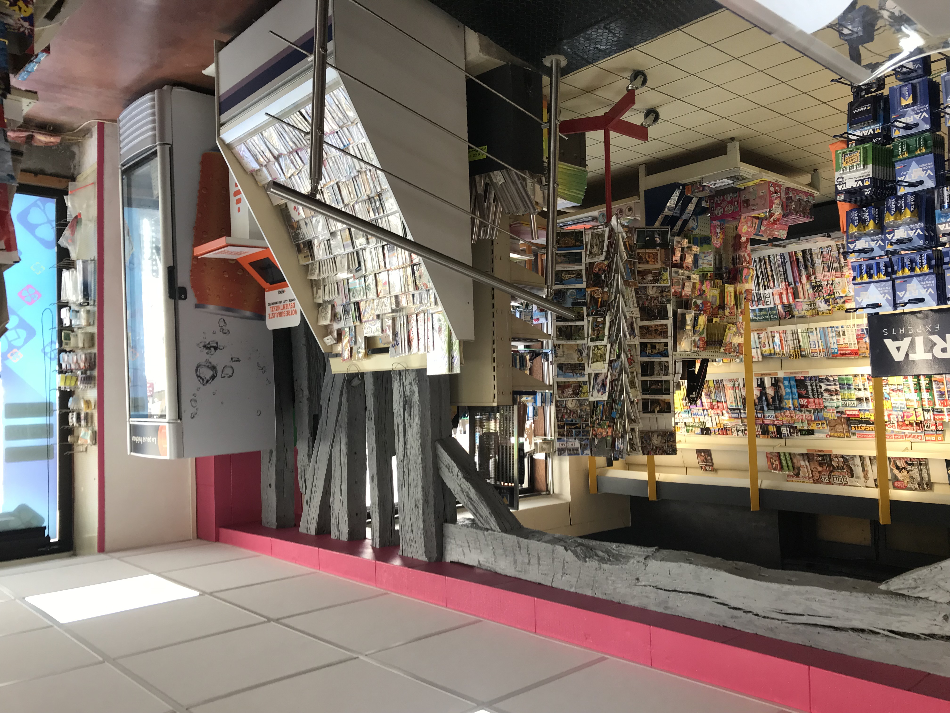 Vends Tabac-Presse-Loto situé au centre d'un charmant village du sud-ouest. Village dynamique avec toutes les commodités ( supérette, boulangerie, boucherie, pharmacie, bar, poste, banque, école etc...). Aucune concurrence à moins de 15 km. belle surface de vente d'environ 50 m², une arrière boutique de 17 m² avec vitrine sur rue offrant la possibilité de laisser libre cours à votre imagination pour diversifier votre commerce, un bureau + réserve de 15 m² permettant de passer vos commandes sans être dérangé par la clientèle, et enfin un sous sol de 28 m². Aucun personnel à reprendre.