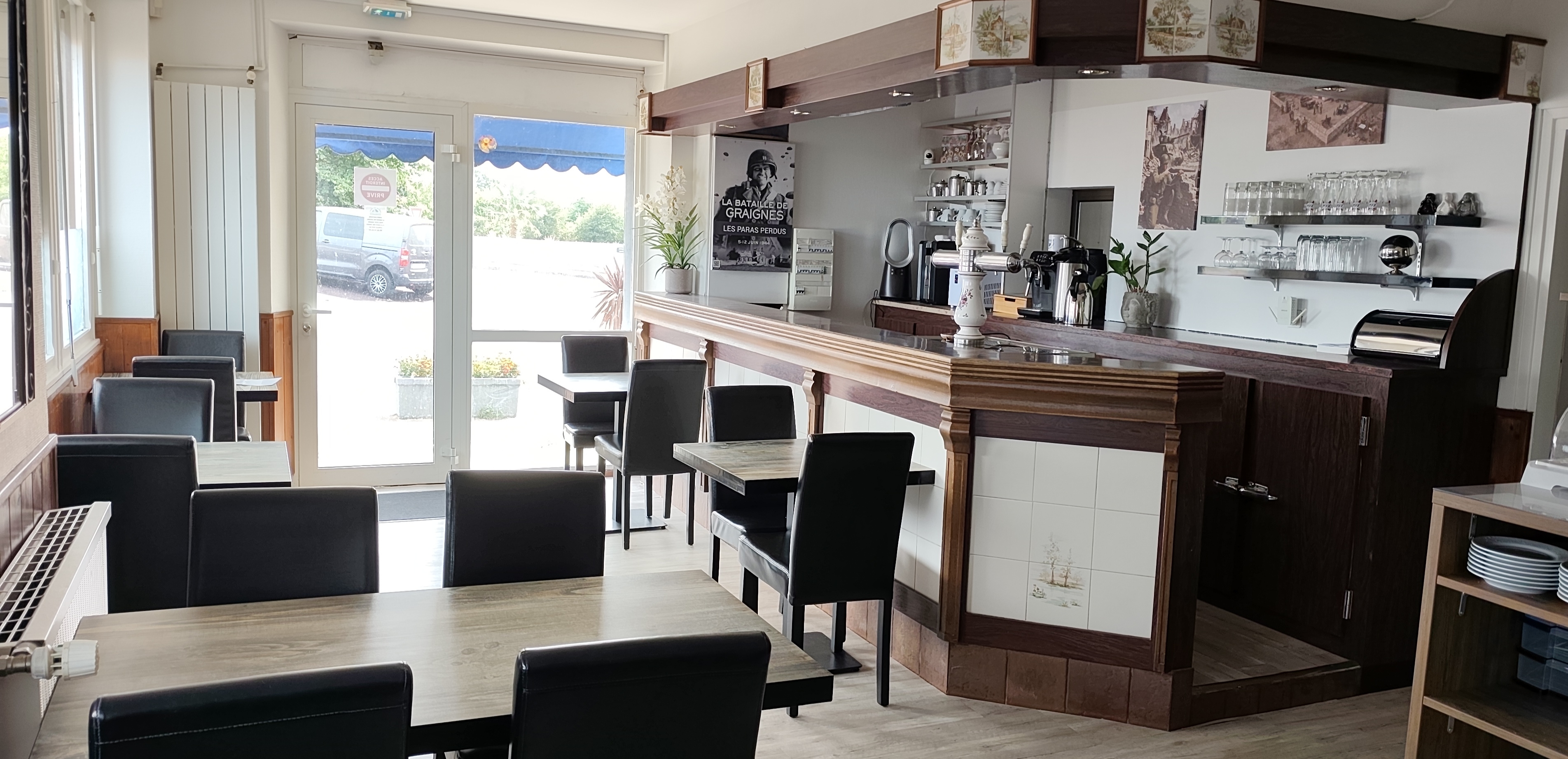 Envie de vous lancer dans la maison d'hôtes ? Celle-ci est déjà prête. Vous n'avez qu'à ouvrir. 🔑 Notée 8.1/10 sur Booking. Com et 4/5 sur Google 👍
La plupart des projets de chambres d'hôtes commencent par deux ans de travaux, un prêt travaux et beaucoup de nuits blanches. Pas celui-ci.
Structure de 385 m² dans la Manche à 20 min des plages, composée de deux parties indépendantes mais communicantes. D'un côté votre logement type F3/F4. De l'autre, l'aile d'accueil : réception, salle des petits déjeuners, 6 chambres avec salle d'eau/wc privatifs, et 4 autres pièces pouvant faire office de chambres, salle de massage,... toutes avec un point d' eau.
Tout l'intendance est déjà là : buanderie, lingerie, cuisine professionnelle avec chambre froide, plonge, lave vaisselle,..., grand jardin paysager et parking privé clos le tout sur environ 2000m2, local vélo.
Le secteur  : port de plaisance de Carentan à 7 min, plages du Débarquement, sites mémoriels du 6 juin 1944, à moins de 20 min,  nombreux musées dont 2 à quelques minutes, hippodrome de Graignes à 10 min, et à 30 min de Bayeux et sa célèbre tapisserie. Promenade possible sur la Taute en bateau péniche, pour découvrir les marais, sa faune et sa flore, location de bateaux électriques sur la Douve, a 10 min, karting à 5 min,  location de canoës à proximité. Maison du Parc Naturel  des Marais du Cotentin à 10 min pour y observer tous les oiseaux migrateurs qui font étape chez nous, Château médiéval de la Rivière à 15 min où vous pourrez  observer une colonie de cigognes et sa quarantaine de nids,.. . En plus nos chambres d'hôtes se situent sur l'itinéraire de la vélo maritime et d'autres itinéraires cyclo touristiques.
Couchage maximum 15 personnes.
Vente pour cause de retraite . Le bien est disponible, propre, opérationnel.
📍 Carentan les Marais (50) · 385m² · 6 chambres · 2000 m² de terrain
💶 360 000 € (mùrs 268000€,  fonds de commerce 60000€, mobilier et matériel professionnel· 32000€)
Repris maintenant, vous ouvrez pour la saison 2027 sans courrir.
