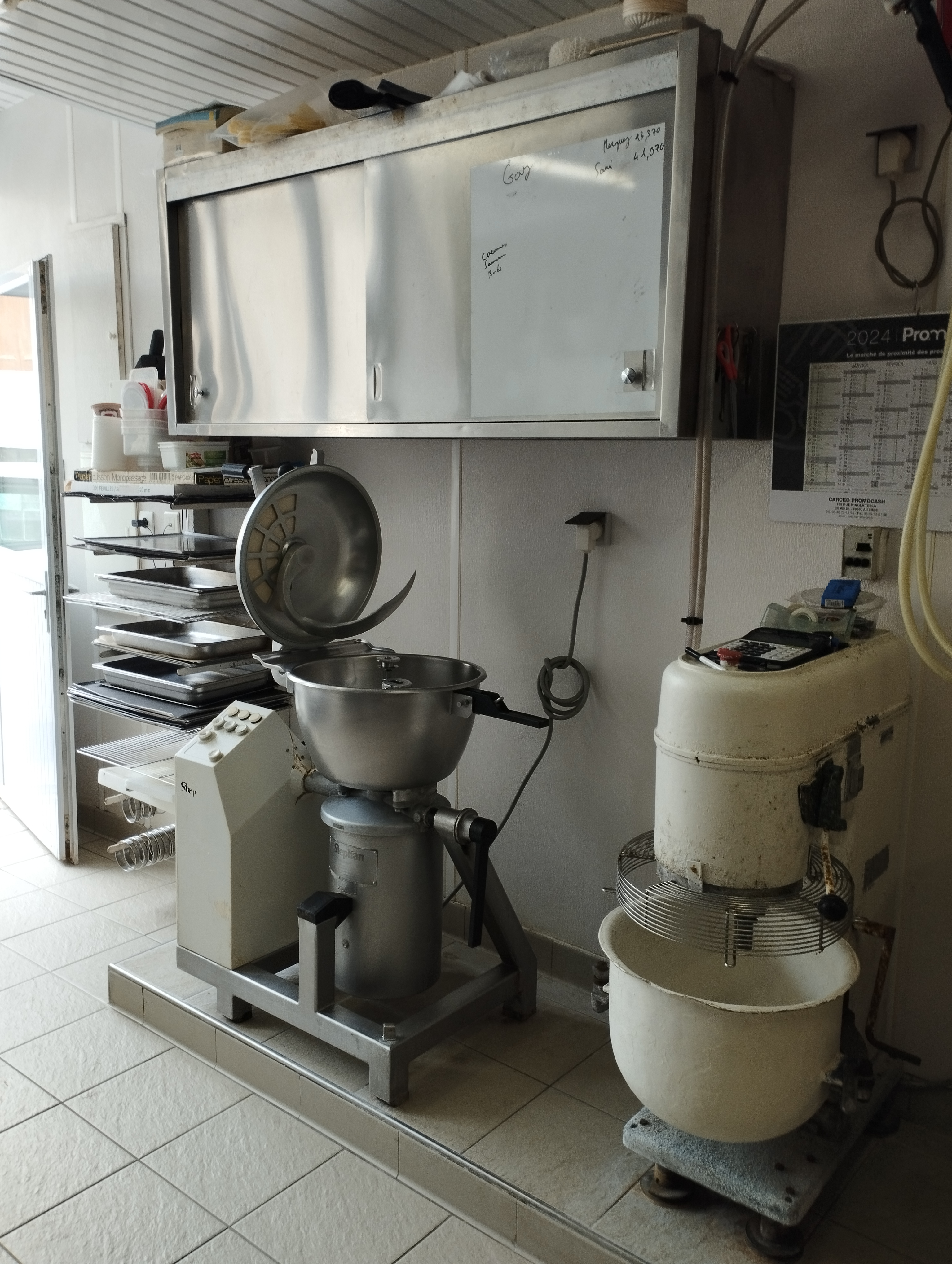 Pour cause retraite;

A vendre fond de commerce de Charcuterie Artisanale Traiteur.
Tenue depuis 40 ans par un couple dans un bourg commerçant d'une petite cité de caractère de 2400 hab dans le sud des Deux-Sèvres.

Chiffre d'affaire: 170000€. Prix de vente du fond 90000€. Bonne rentabilité. 
Vente de détail charcuteries 55%, service traiteur 32%, 1 marché hebdomadaire 13% . Possibilité de développement sur l'activité traiteur et boucherie.
Fermeture dimanche et lundi, 4 semaines de congés par ans.

Le local comprend un espace magasin, un laboratoire de transformation indépendant équipé de 37m² en bon état d'entretient et de fonctionnement, 2 chambres froides (28M3), un camion magasin en bon état, une partie habitation de 140M² incluant le magasin, 1 cour, garages, espaces de stockage 
Prix des murs: 180000€
tel: 05 49 29 80 56 ou 06 08 74 96 95