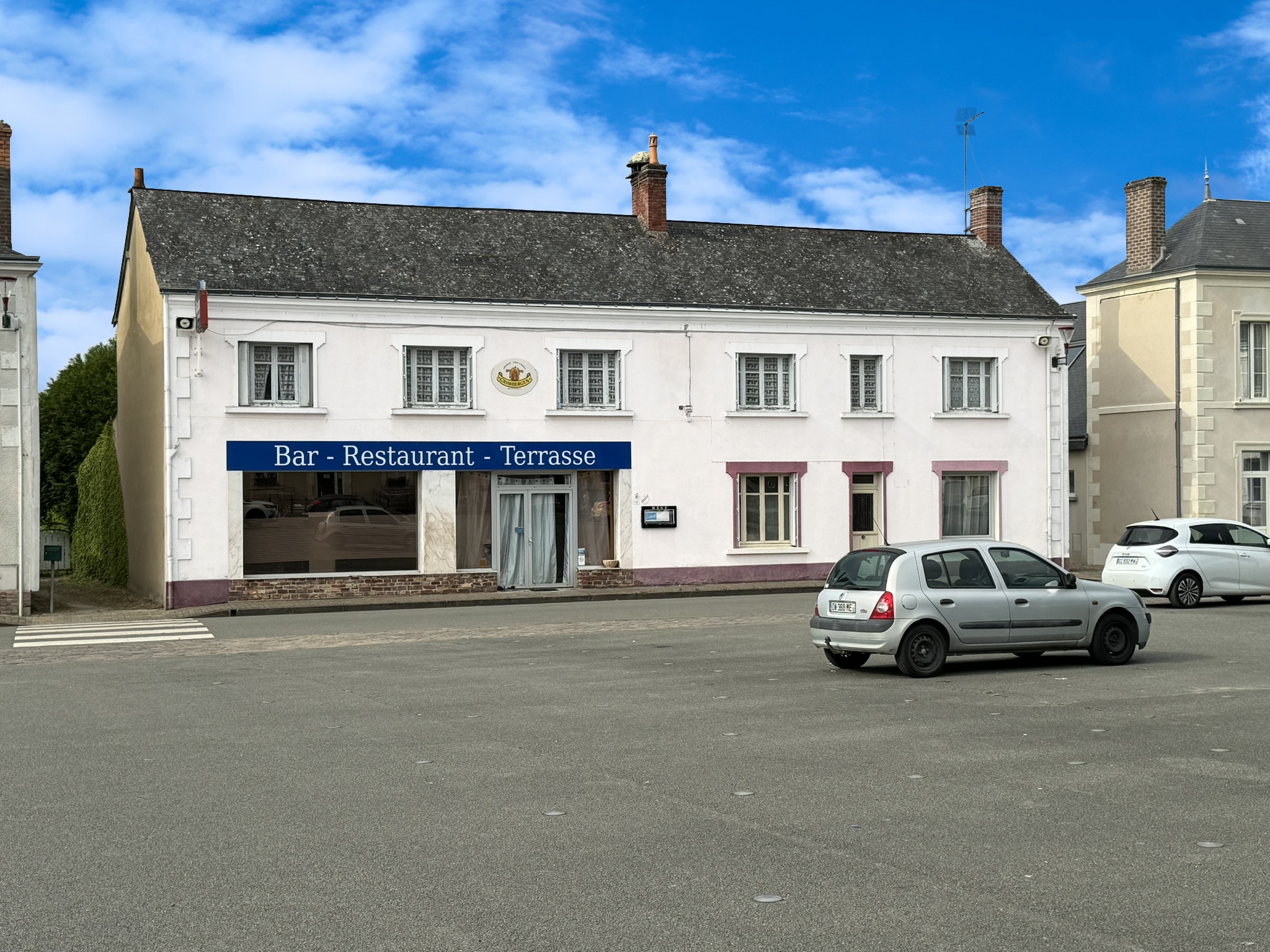 UNE CLIENTÈLE ASSURÉE :
unique restaurant du village en centre-ville : salle de 60 couverts et terrasse de 60 couverts, Cuisine & salles équipées, de plain-pied face à la Mairie - Seul restaurant du village. Parking 50 places en face. Commerce propriété de la mairie en cours de rénovation. Contact : mairie d’Aubigné-Racan :  02.43.46.20.70 / 06 83 76 71 72, dev@aubigne-racan.com Gilles Menant chargé de développement.
Profil des repreneurs : idéal pour un couple. Cuisinier (F/H) qualifié. Restaurateurs en capacité d’investir (décorations/équipements) en collaboration avec la municipalité. Potentiel minimum 60 couverts midi et plats à emporter. Proposer une offre variée de produits locaux. Capacité de gestion et d'organisation.
Aubigné-Racan est  une commune très dynamique de 2200 habitants : 2 écoles, une crèche associative, une maison d'assistante maternelle. Tous commerces et artisans. Pharmacie, médecin, kinésithérapeute Espace de loisirs et sportifs unique dans le sud Sarthe, bibliothèque, 35 associations. Proche A28 et gare SNCF ligne Le Mans Tours.