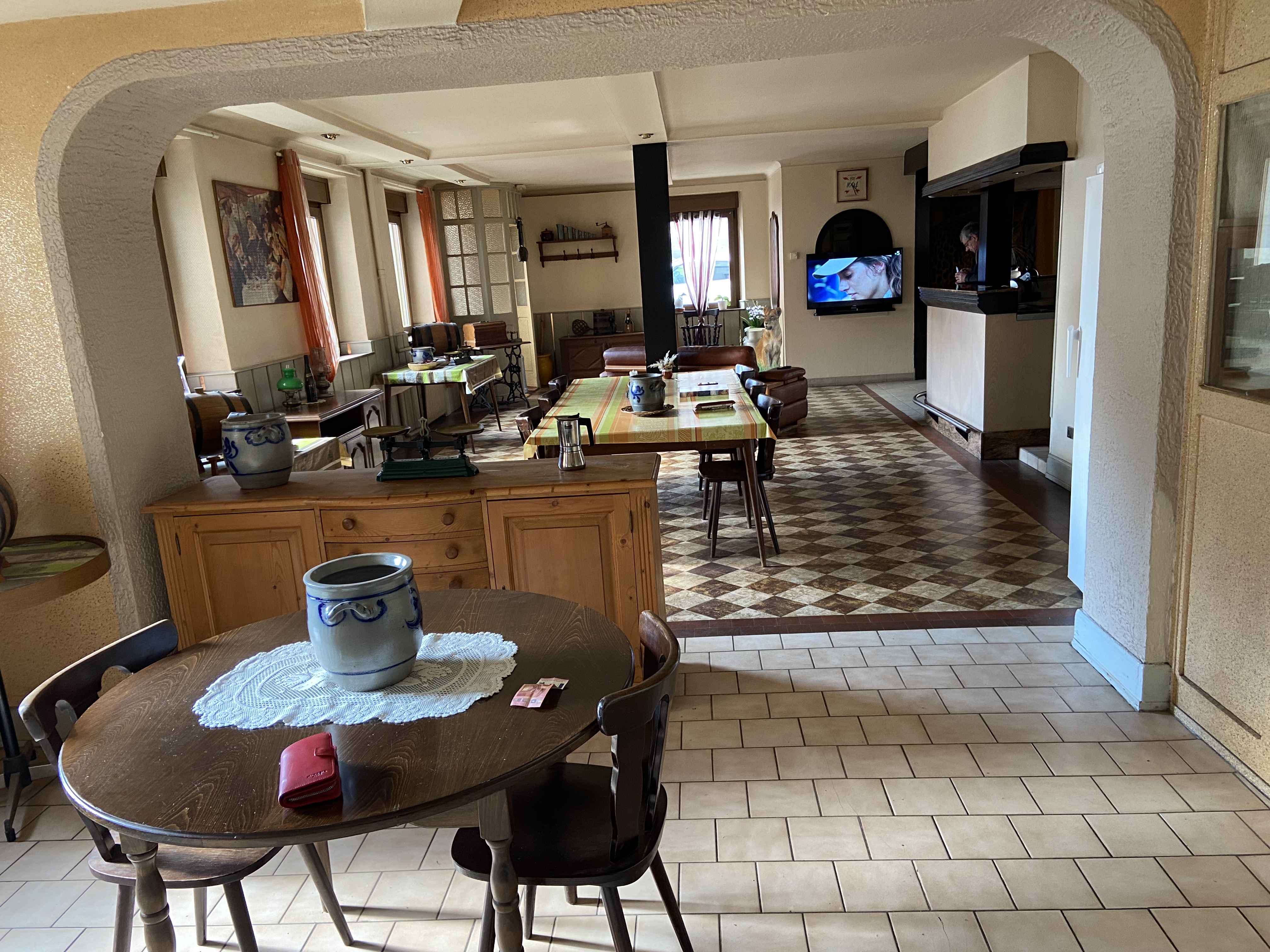 Café restaurant licence IV plus en activité, situé au centre du village appartement au 1 et étage, dépendances,terrasse, garage , terrain à l’arrière du bâtiment, diagnostic D effectué 01/2024 , travaux à prévoir. 
Proche Center Parcs.