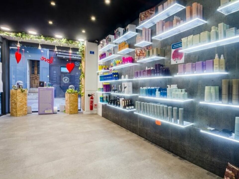 Salon de coiffure féminin de 220 m² à vendre, entièrement rénové en 2015 avec des peintures refaites il y a deux ans. Situé dans une rue piétonne très fréquentée du centre-ville historique, à proximité d’un parking (moins de 200 m).

Le salon est réparti sur plusieurs étages et comprend divers espaces de coiffage, de vente, de soins esthétiques, ainsi que des zones de repos pour les employés.

Emplacement stratégique et infrastructure moderne, idéal pour un professionnel souhaitant s’installer dans un cadre attractif avec une clientèle établie.

Surfaces : 
Au rez-de-chaussée : accueil, espace vente de produits, 6 places de coiffages, 2 bacs de lavage massants, un WC.
A l'extérieur : une chaufferie à production d eau chaude, sèches linge et lave linge avec petite cours.
Au 1er étage : 8 places de coiffages + 2 bacs de lavage avec massage e à air pulse et un WC.
Au 2nd étage un espace bureau, un espace accueil et une pièce de soins esthétique avec toilette et douche : loué à une esthéticienne indépendante.