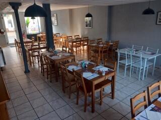 A vendre fond de commerce bar restaurant avec licence 4 dans village Solognot,  

Je vends le bar restaurant de 130m2 où règne une ambiance familiale, 
L'établissement se compose d'un bar équipé de 4 tables de 6 personnes + 1 grande cheminée non tubée ainsi que des toilettes.
d'une belle salle de restaurant de 10 tables de 4 personnes, 2 tables de 2 personnes, et 1 table de 1 personne.
1 terrasse extérieure de 14,21 m2 + toilettes PMR
1 cuisine bien équipée et fonctionnelle, et une arrière cuisine

Il y a un bail en cours jusqu'au 31 juillet 2027 à renouveler, 
le loyer est de 551.00 € 
compter en plus l'eau et l’électricité

Ce bien est à 15 minutes de Sully-sur-Loire, 25 minutes de Gien, 25 minutes d' Aubigny-sur-Nère et 25 minutes de Lamotte Beuvron 

N’hésitez pas à me contacter pour de plus amples informations.