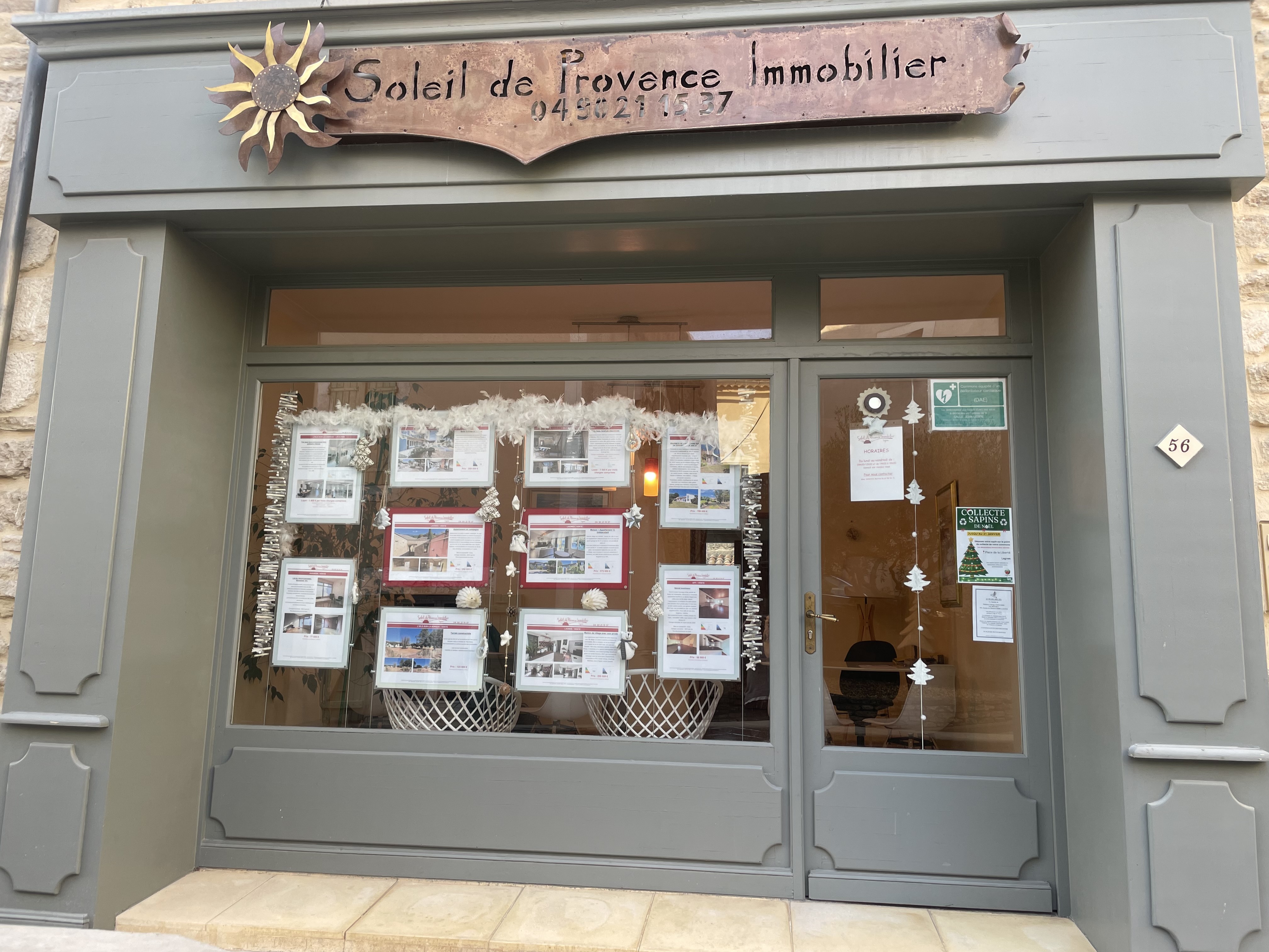 Depuis 2005, j'ai eu le plaisir de servir mes clients et de contribuer à de nombreux projets immobiliers. Aujourd'hui, je souhaite transmettre cette entreprise à une personne passionnée et désireuse de poursuivre cette belle aventure.
Cette décision fait suite à mon départ à la retraite prévu pour le 19 décembre 2025.
Je cède mon fonds de commerce, situé au 56, rue de la République à Lagnes, qui bénéficie d'un emplacement stratégique à fort passage dans le centre du village. 
L'activité principale de l'agence est la transaction et la location, sans la gestion. Il est important de noter que j'ai une forte demande en location saisonnière et en gestion, ce qui pourrait représenter une belle opportunité pour le futur repreneur. 
Pour toute information complémentaire, je vous invite à me contacter au 04 90 21 15 37 ou par email à contact@soleildeprovenceimmobilier.com 
J'espère trouver un repreneur motivé pour continuer cette belle histoire.