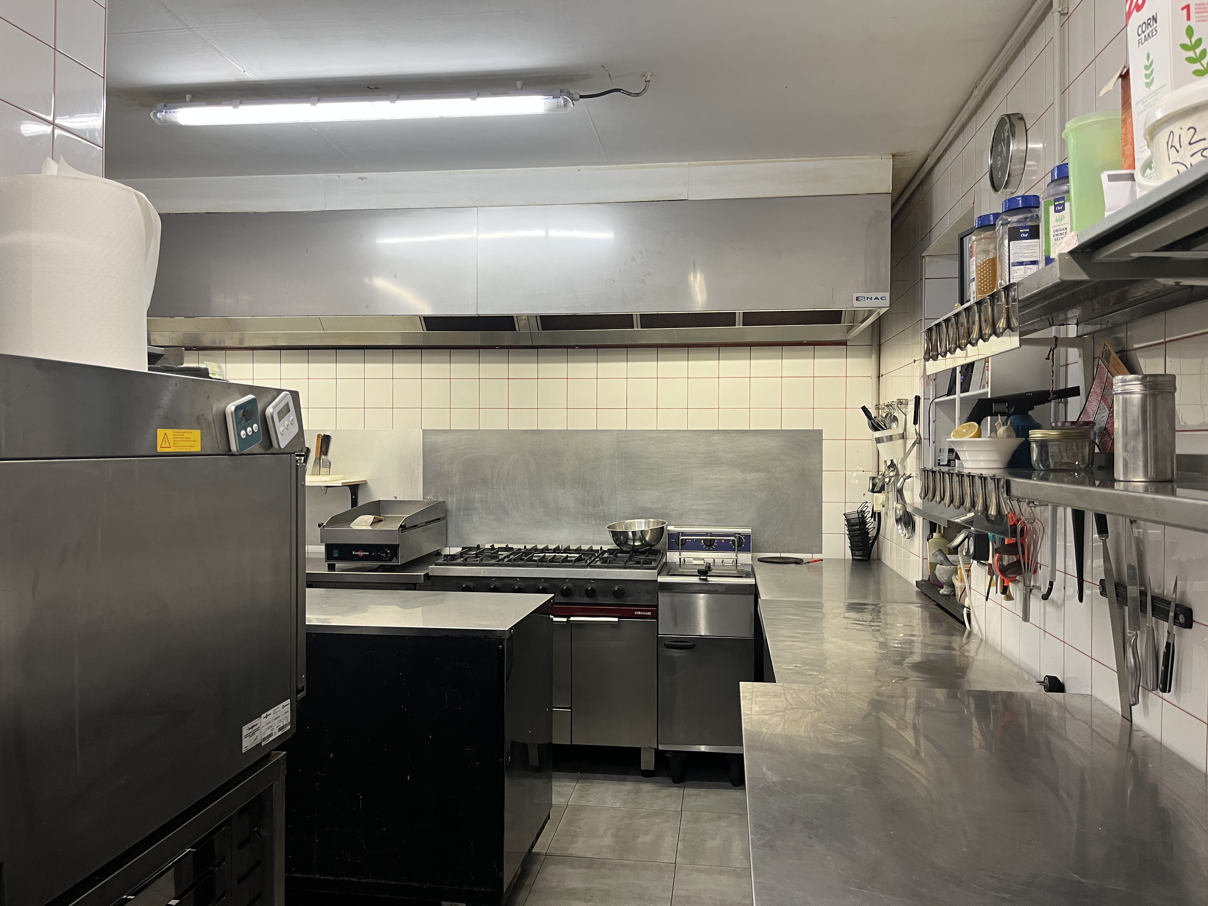 En plein centre bourg venez découvrir cette adresse qui s’aura peut être vous séduire!!!
Dans une commune en plein essor économique avec maison médicale, écoles primaires, collège à 5 minutes à pied, commerces de proximité, fibre…
Rejoindre Rennes ou Nantes en train n’est même plus un souci, tous les jours plusieurs trains!!!

Ce Restaurant à la Décoration chaleureuse , conviviale accueille chaque midi une clientèle locale et de passage suivant saison.
Places de parking devant le restaurant 
Affaire idéale à deux, cuisine professionnelle bien équipée qui s’adapte à à tous types de restauration 
Capacité d’une quarantaine de couverts,  extérieure 18 places.Ouvert  du lundi au samedi midi et le vendredi soir, 7 semaines de vacances par an (scolaires ou pas!) 
Cadre de vie idéale pour élever une famille.
Le fond de commerce peut être repris ainsi ou si vous avez d’autres envies de commerce la commune est très ouverte!
Bel Appartement de 160 m2 sur place, très calme.( Photos sur demande)
Pas de travaux à prévoir.